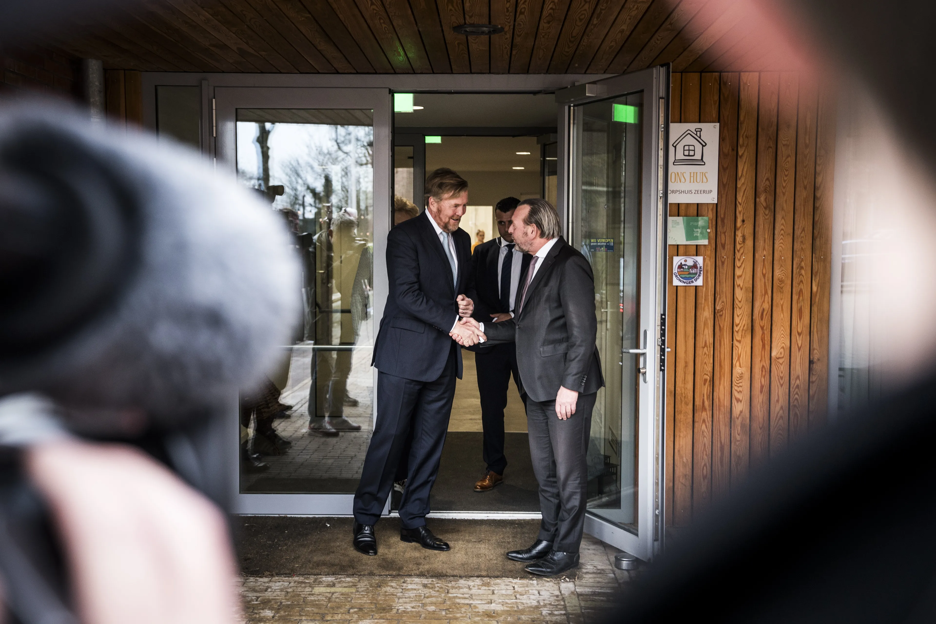 Koning Willem-Alexander neemt afscheid van Nationale ombudsman Reinier van Zutphen.