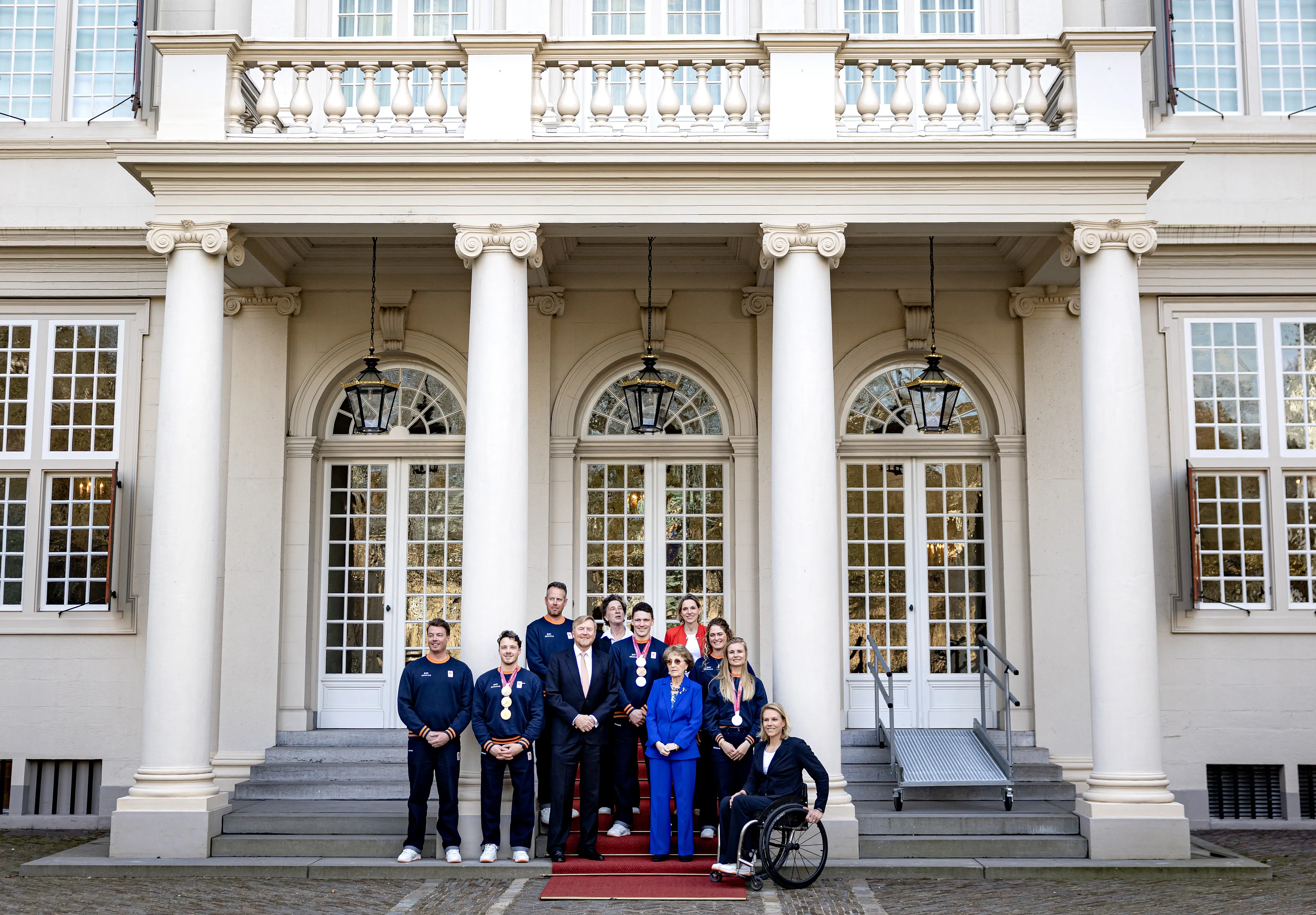 Koning Willem-Alexander en prinses Margriet poseren voor Paleis Noordeinde.