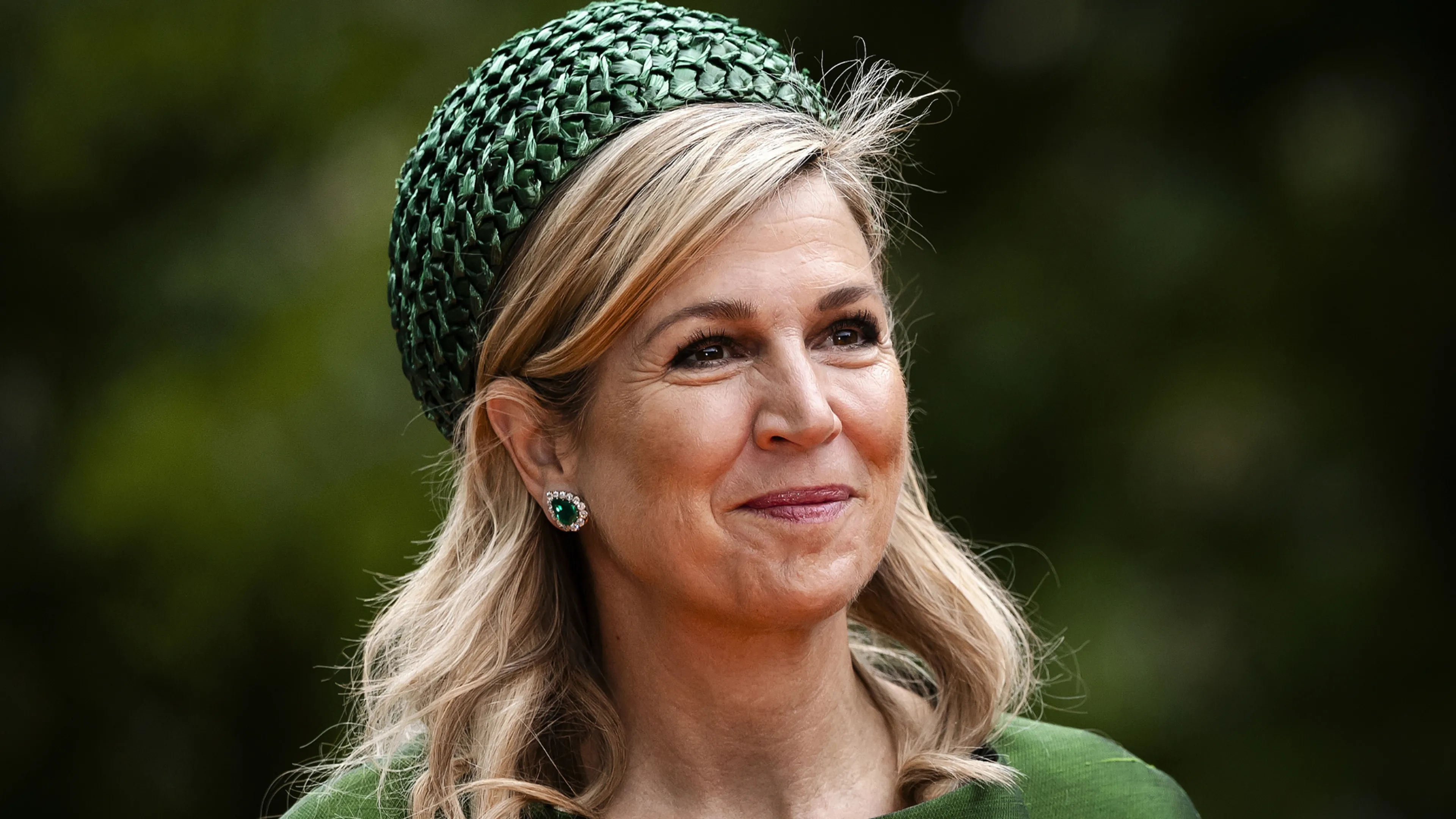 Máxima in smaragdgroen bij opening Zoogdierengebouw in Almere