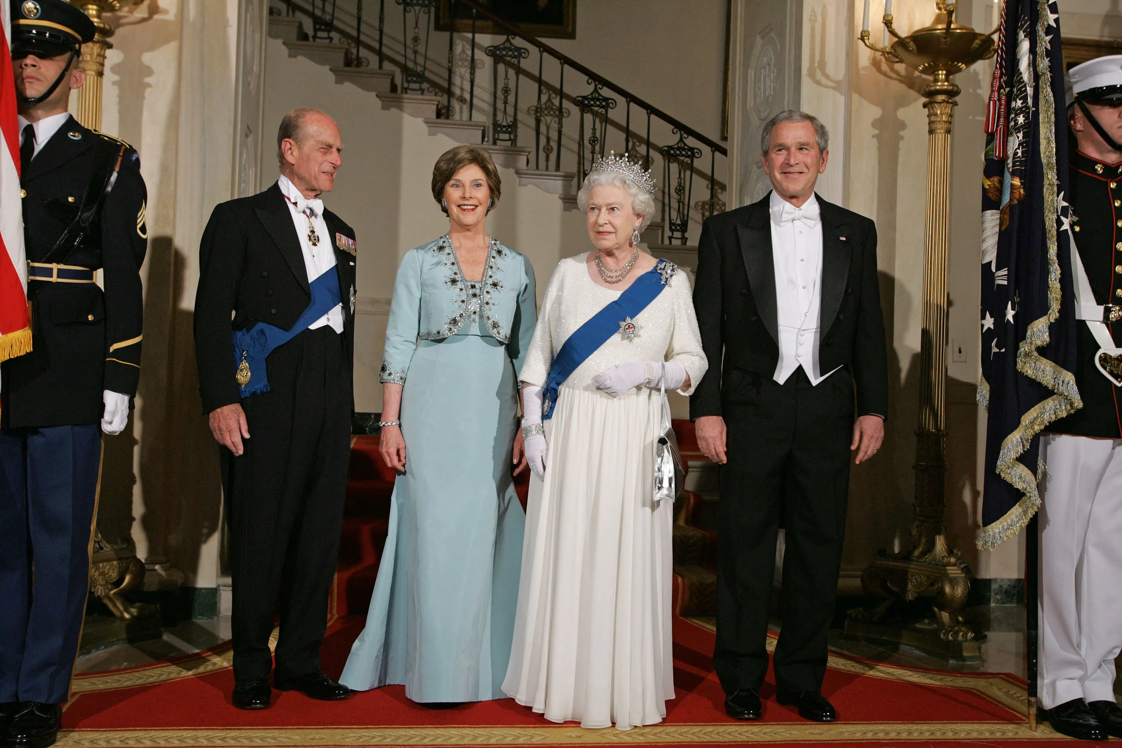 De koningin en prins tijdens het galadiner.