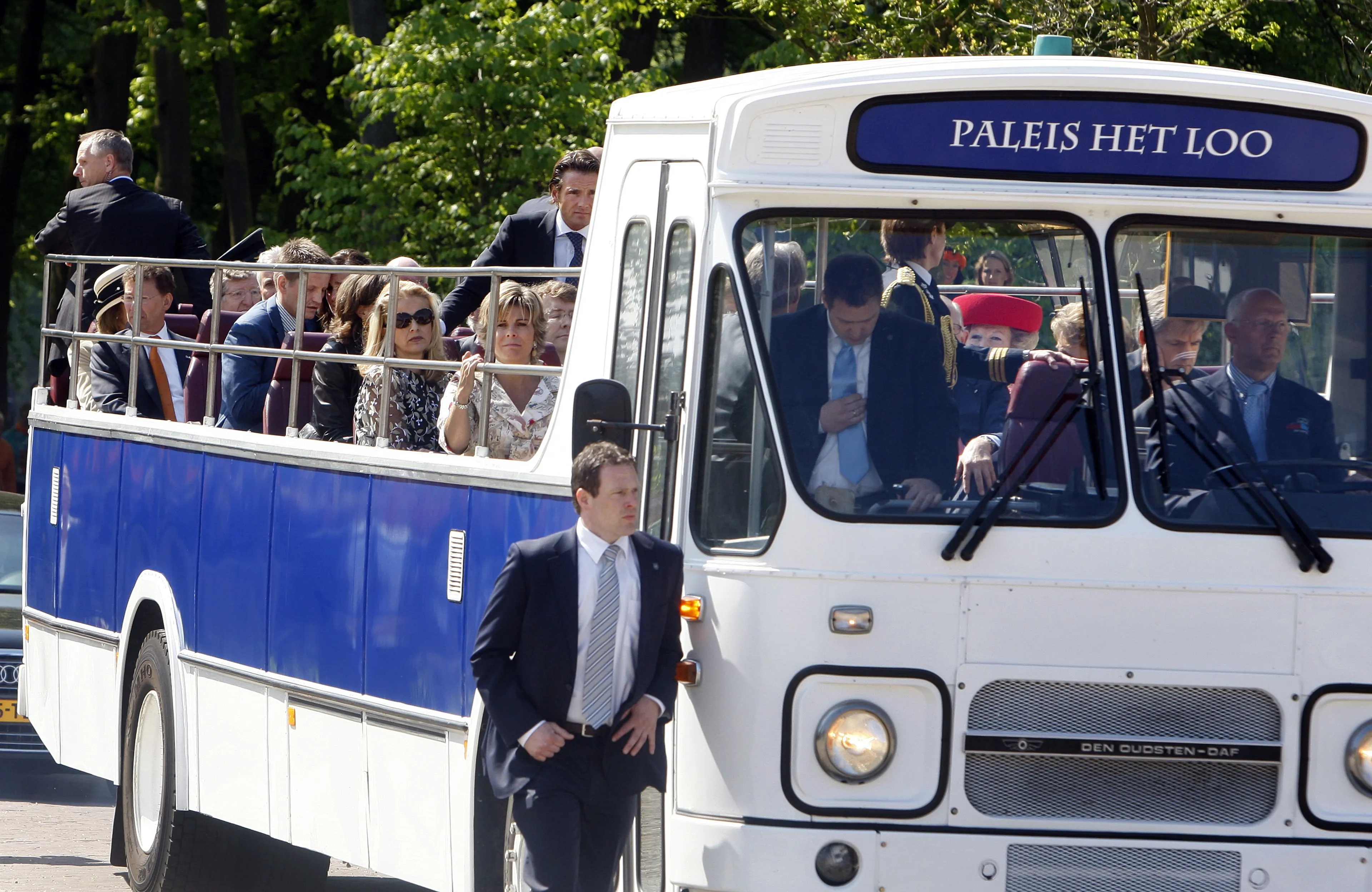 De bus met de koninklijke familie na het drama.