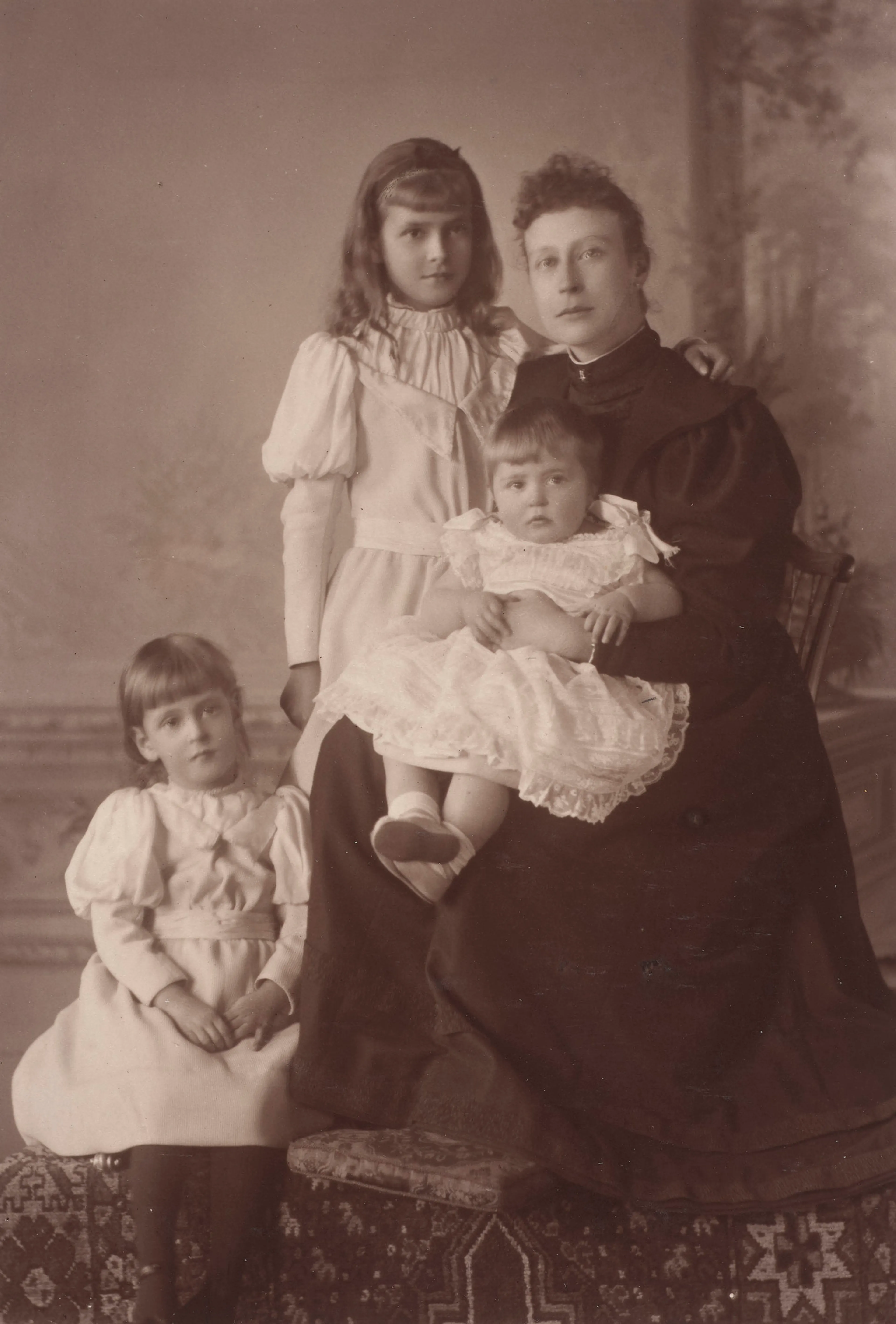 Een jonge Alice staat naast haar moeder (1894).