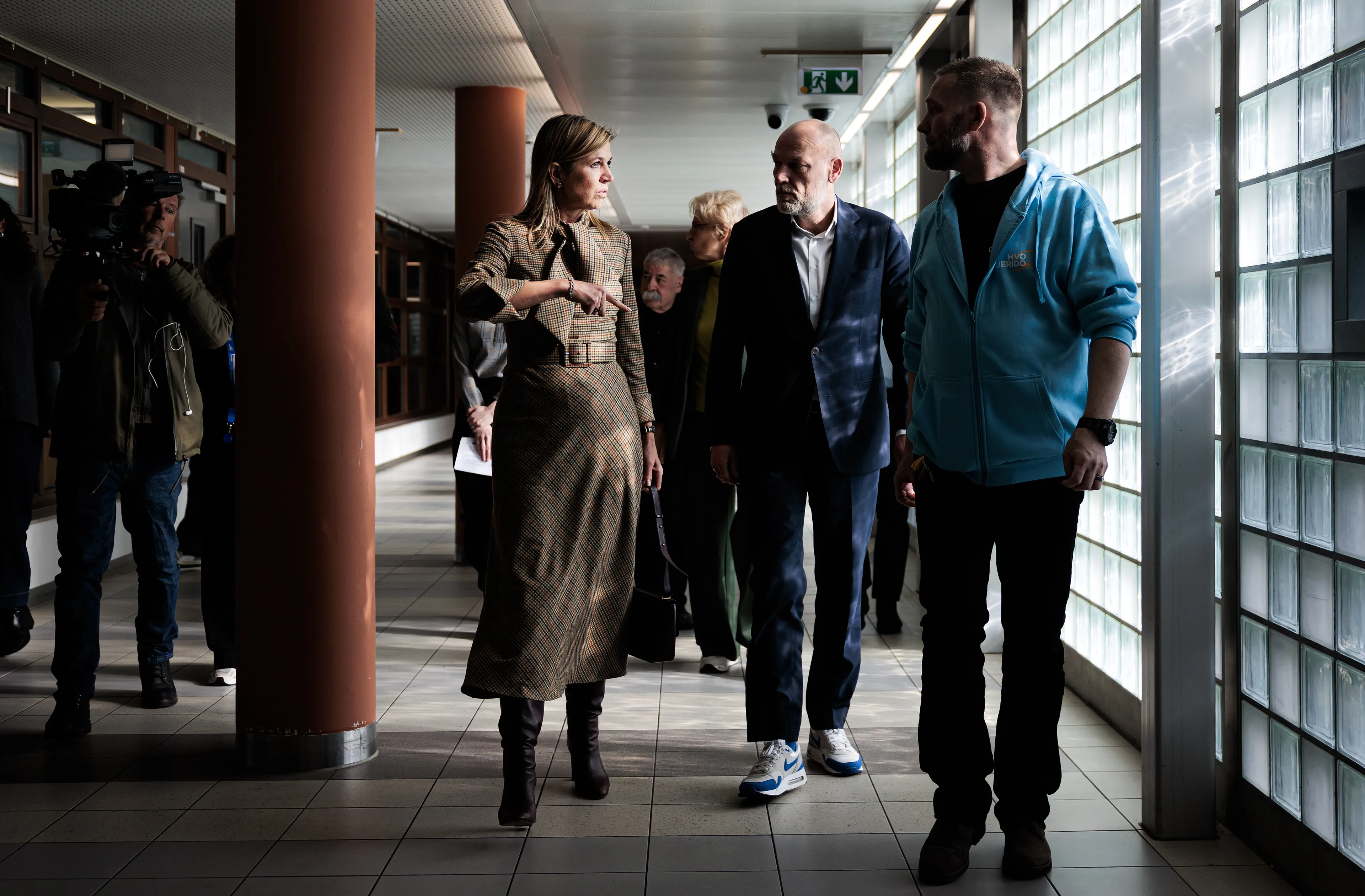 De koningin hoort welk traject iemand doorgaat zodra ze binnen komen bij de locatie.