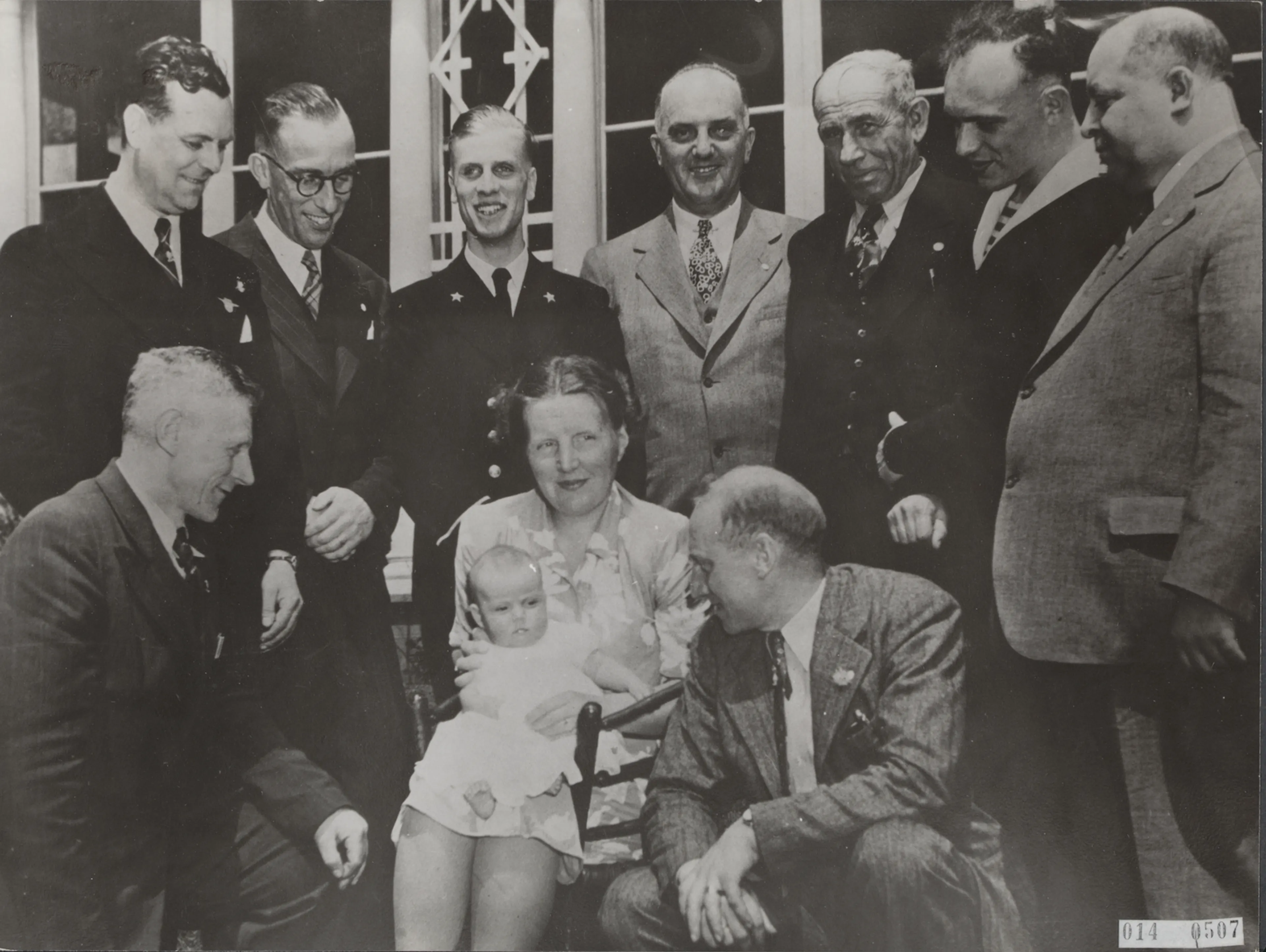Prinses Juliana met prinses Margriet tijdens een bezoek aan de mannen van de koopvaardij, peetvaders van Margriet (1943).