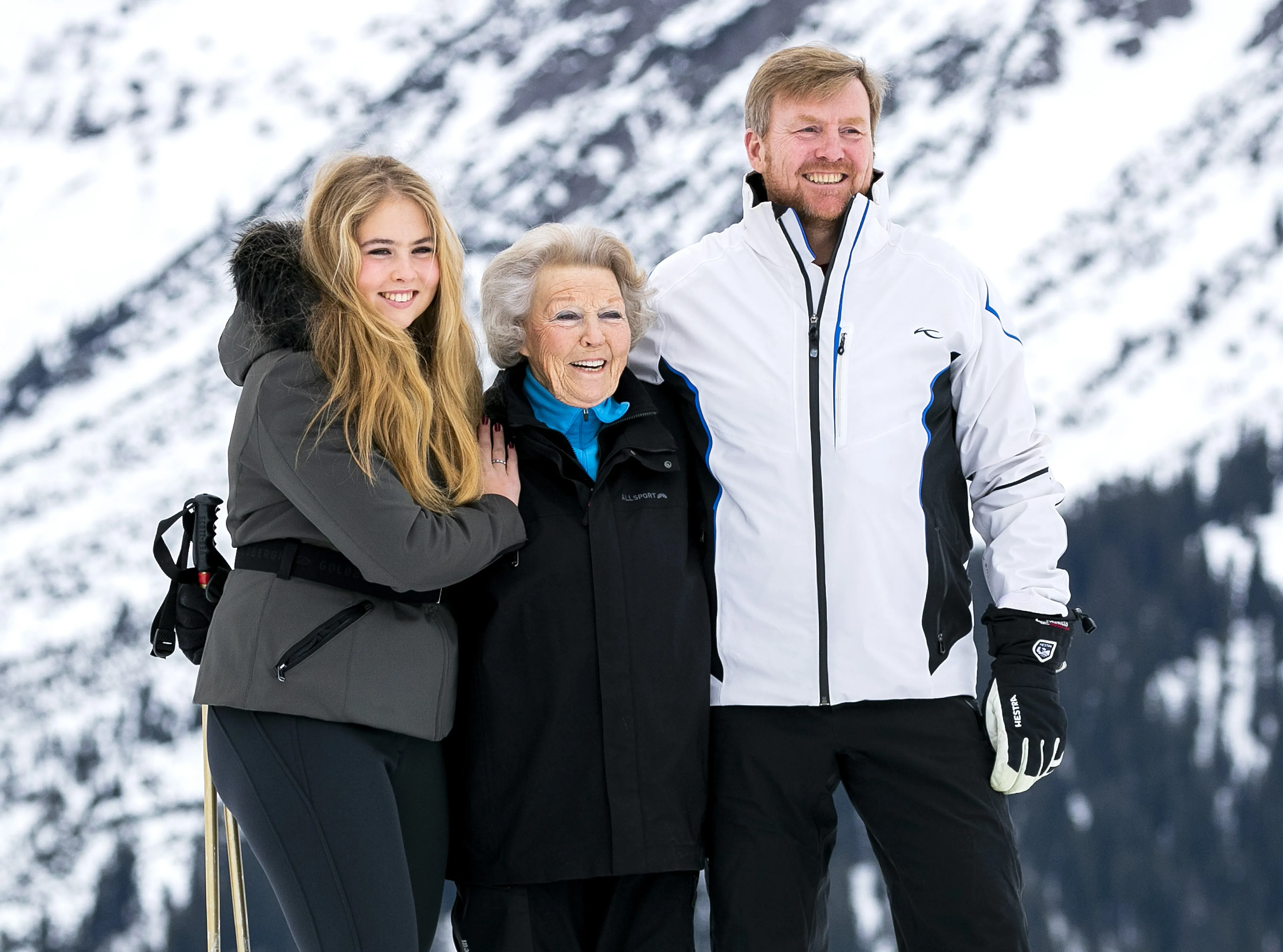 Prinses Amalia, prinses Beatrix en koning Willem-Alexander tijdens de wintersportvakantie in Lech (2020).