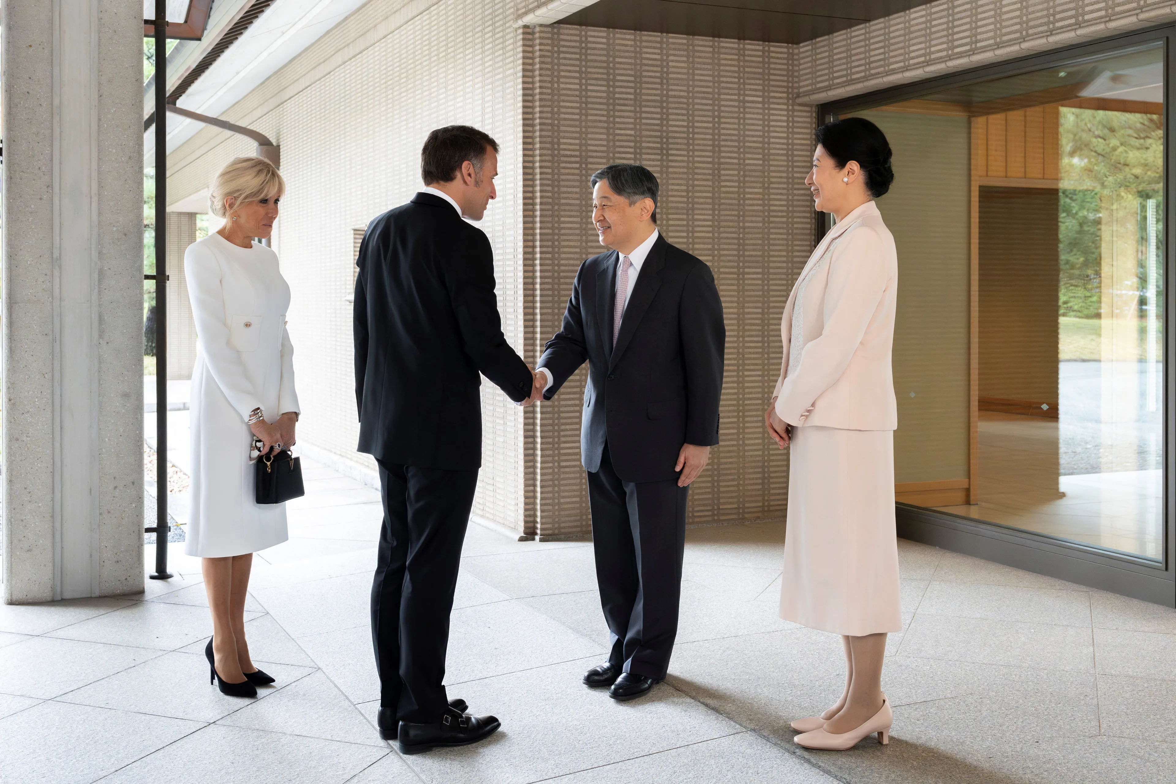 Keizer Naruhito en keizerin Masako ontvangen de president en zijn echtgenote buiten het paleis.