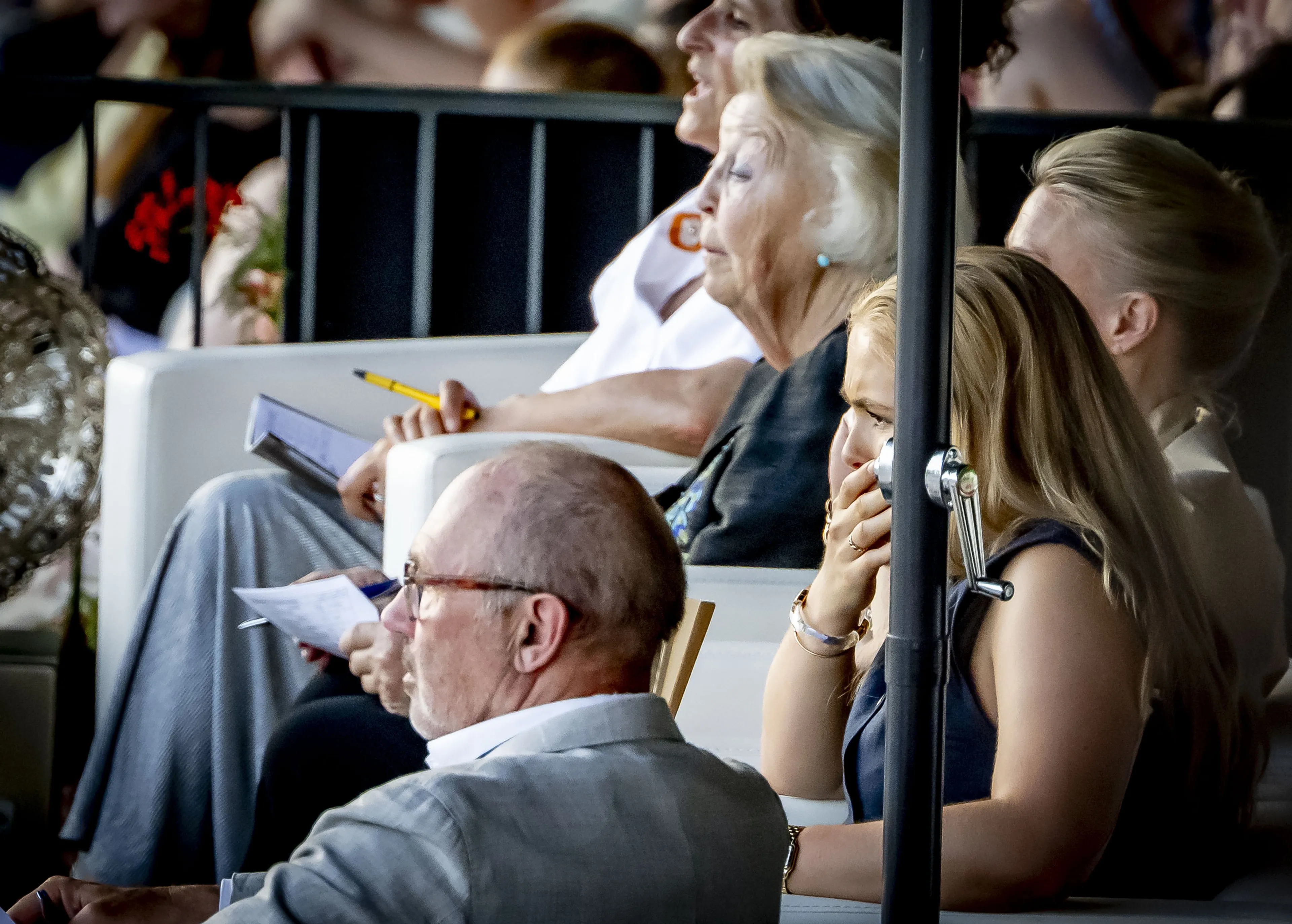 Prinses Amalia kijkt vol spanning naar de wedstrijd.