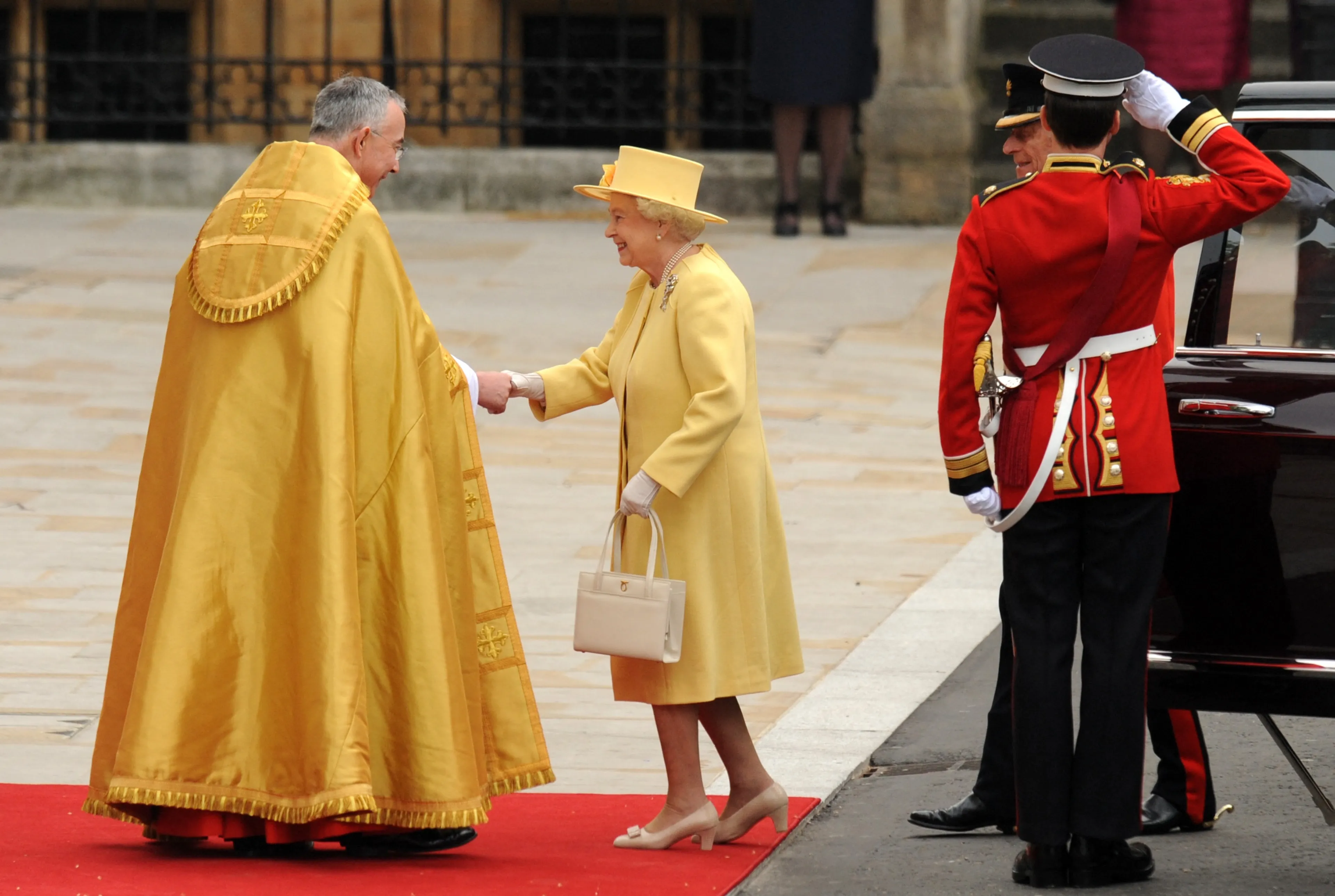 Koningin Elizabeth arriveert op het huwelijk.