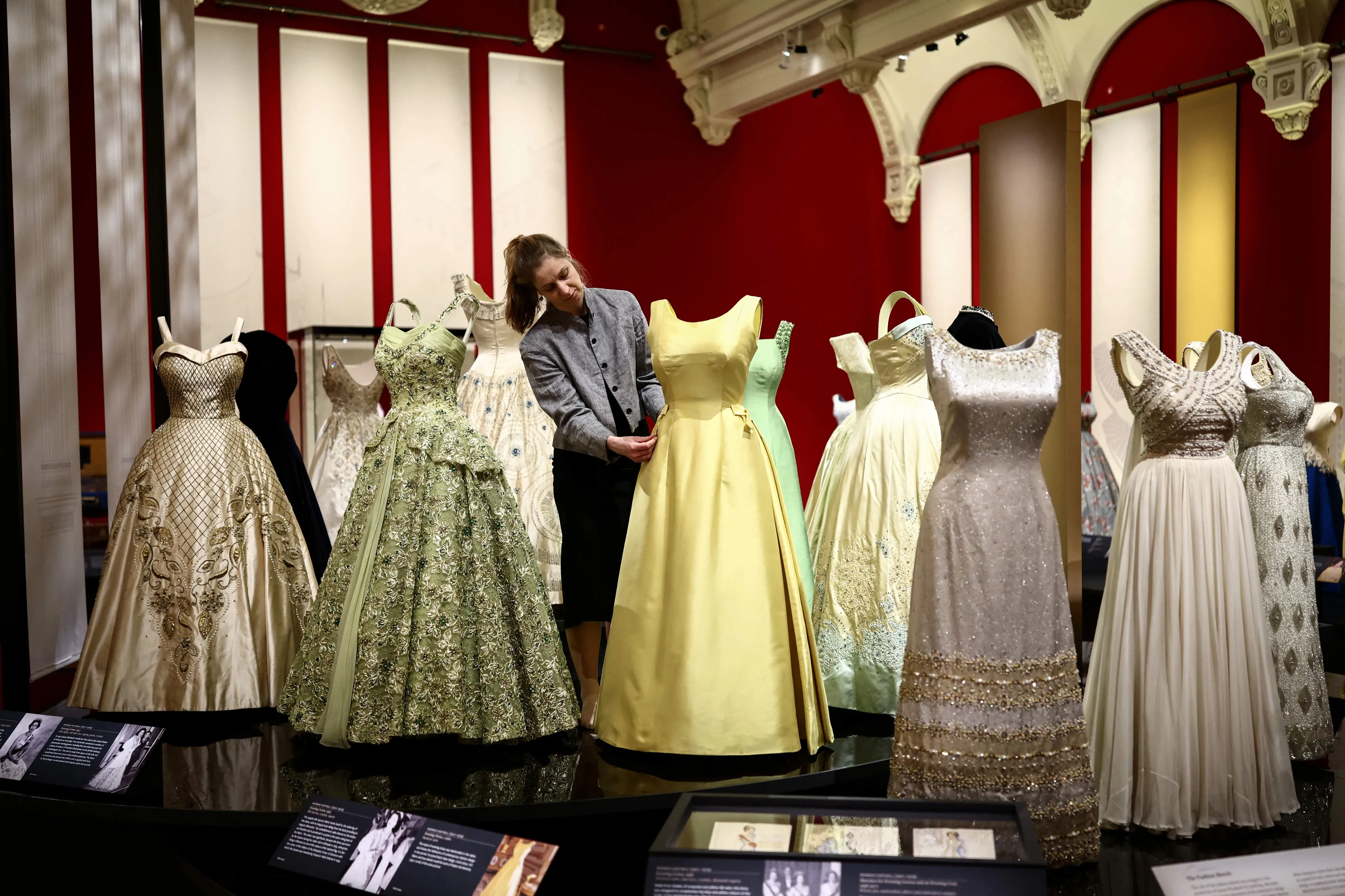 Een kijkje in de unieke garderobe van wijlen koningin Elizabeth