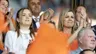 Leuk! Koningin Máxima en prinses Ariane juichen Oranje Leeuwinnen toe