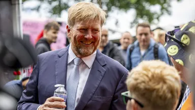 Ronkende motoren en campingbier: koning Willem-Alexander bezoekt TT Assen