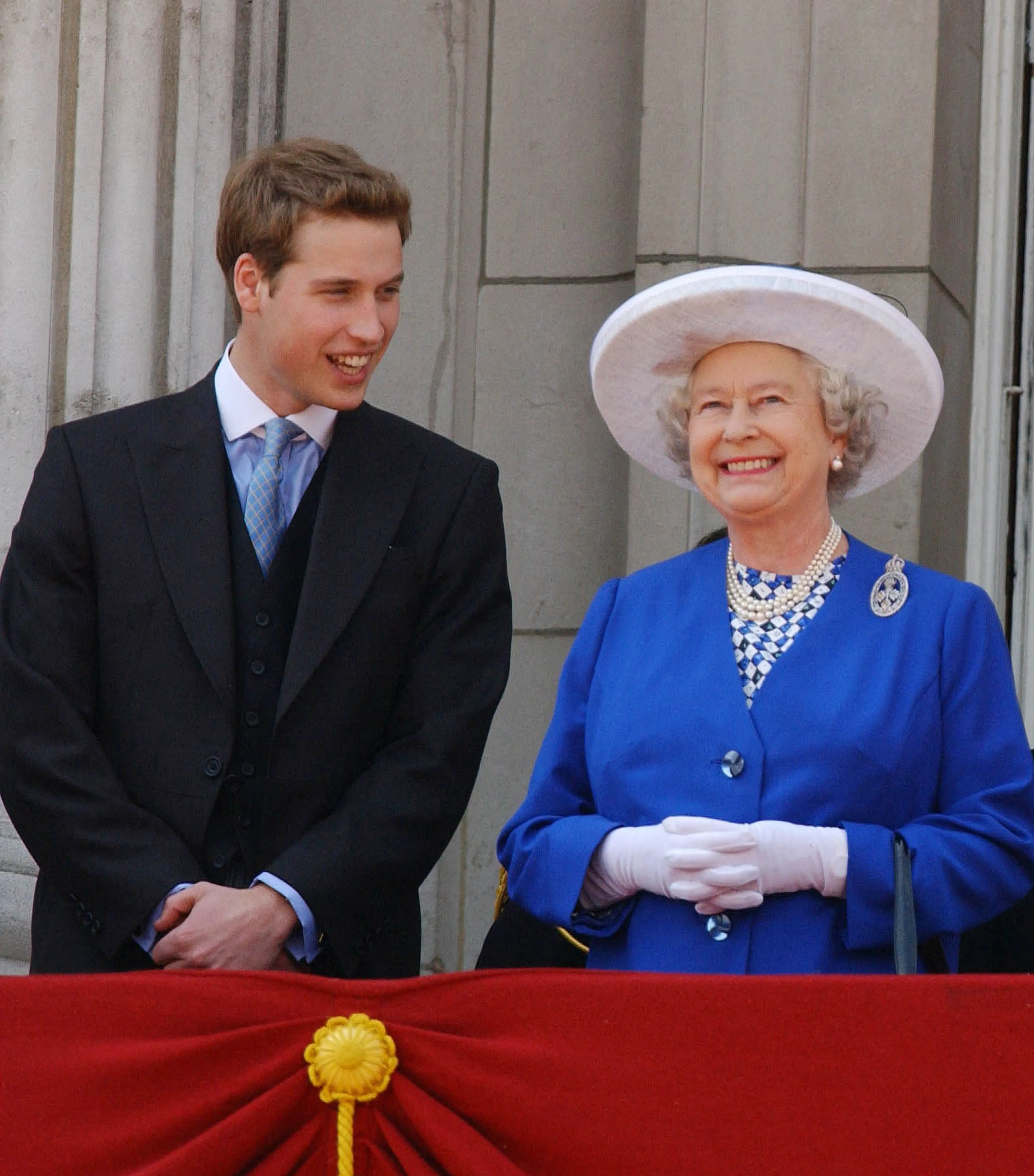 Koningin Elizabeth met haar kleinzoon William in 2003.