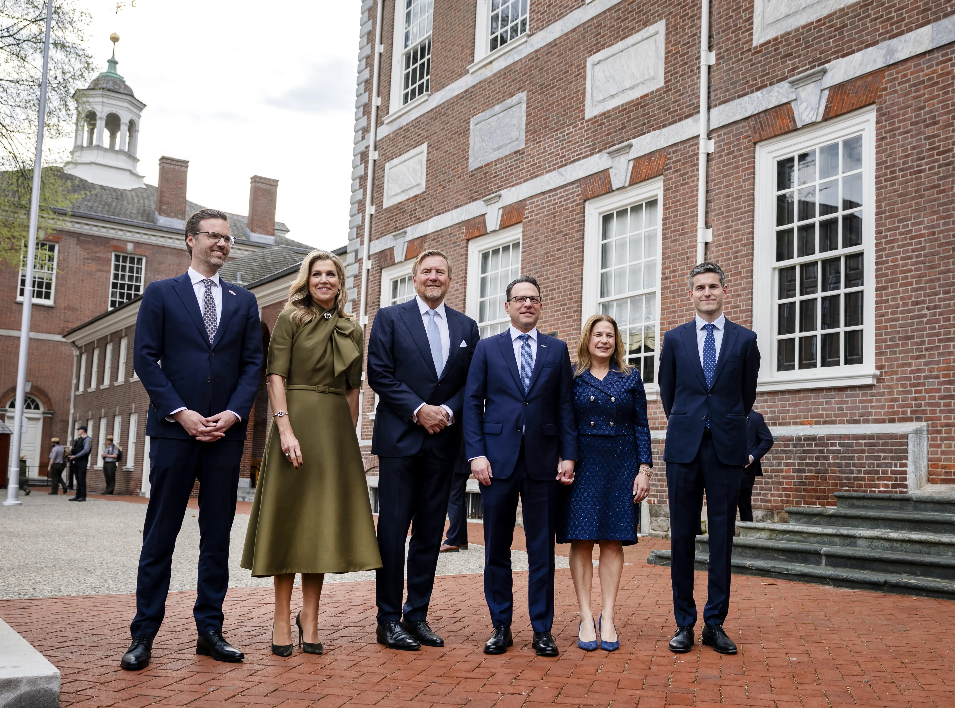 Koning Willem-Alexander, koningin Máxima, Sjoerd Sjoerdsma (minister van Buitenlandse Handels en Ontwikkelingssamenwerking) en Tom Berendsen (minister van Buitenlandse Zaken) worden ontvangen in Philadelphia.