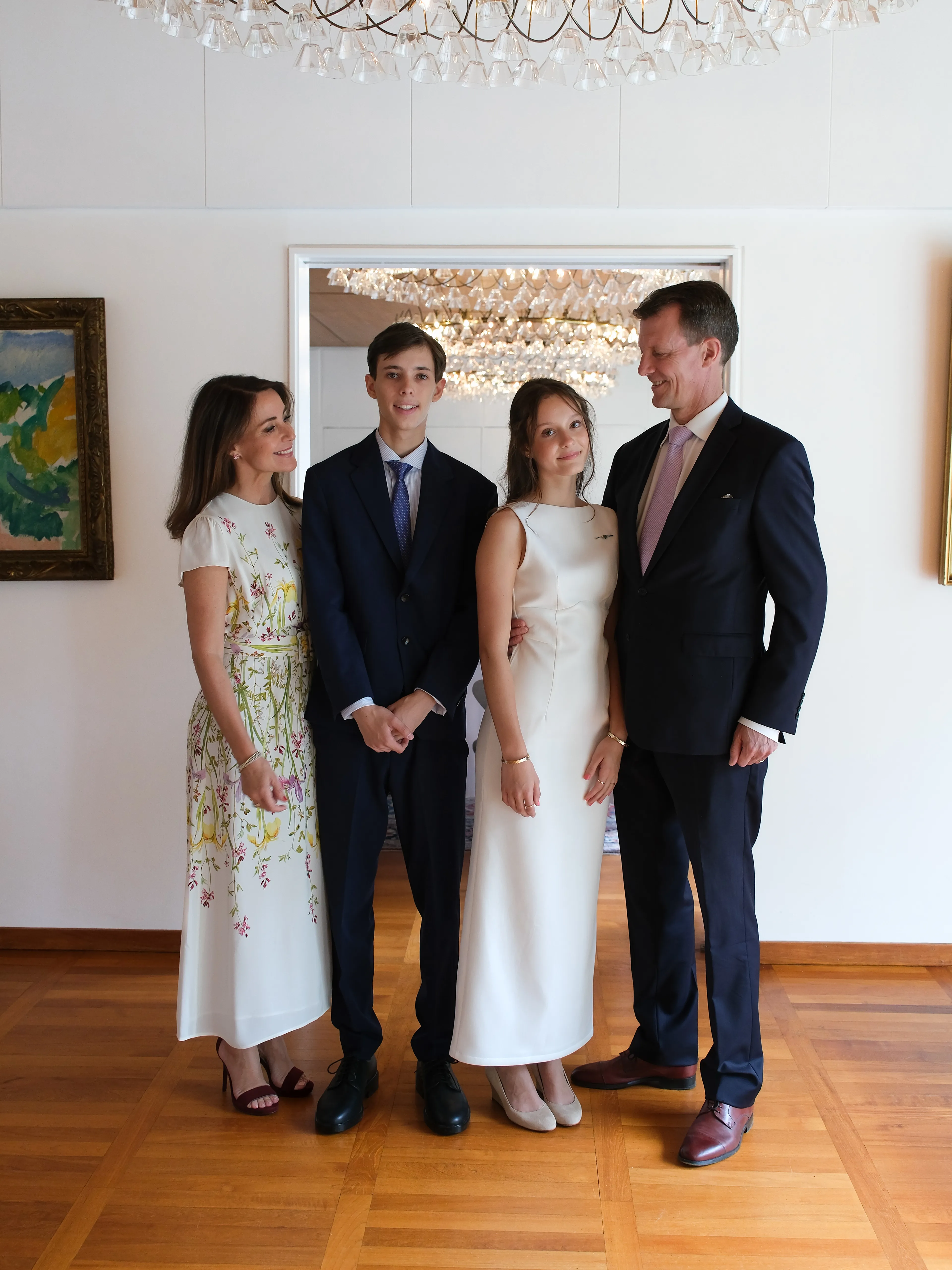 Op de foto met haar ouders.