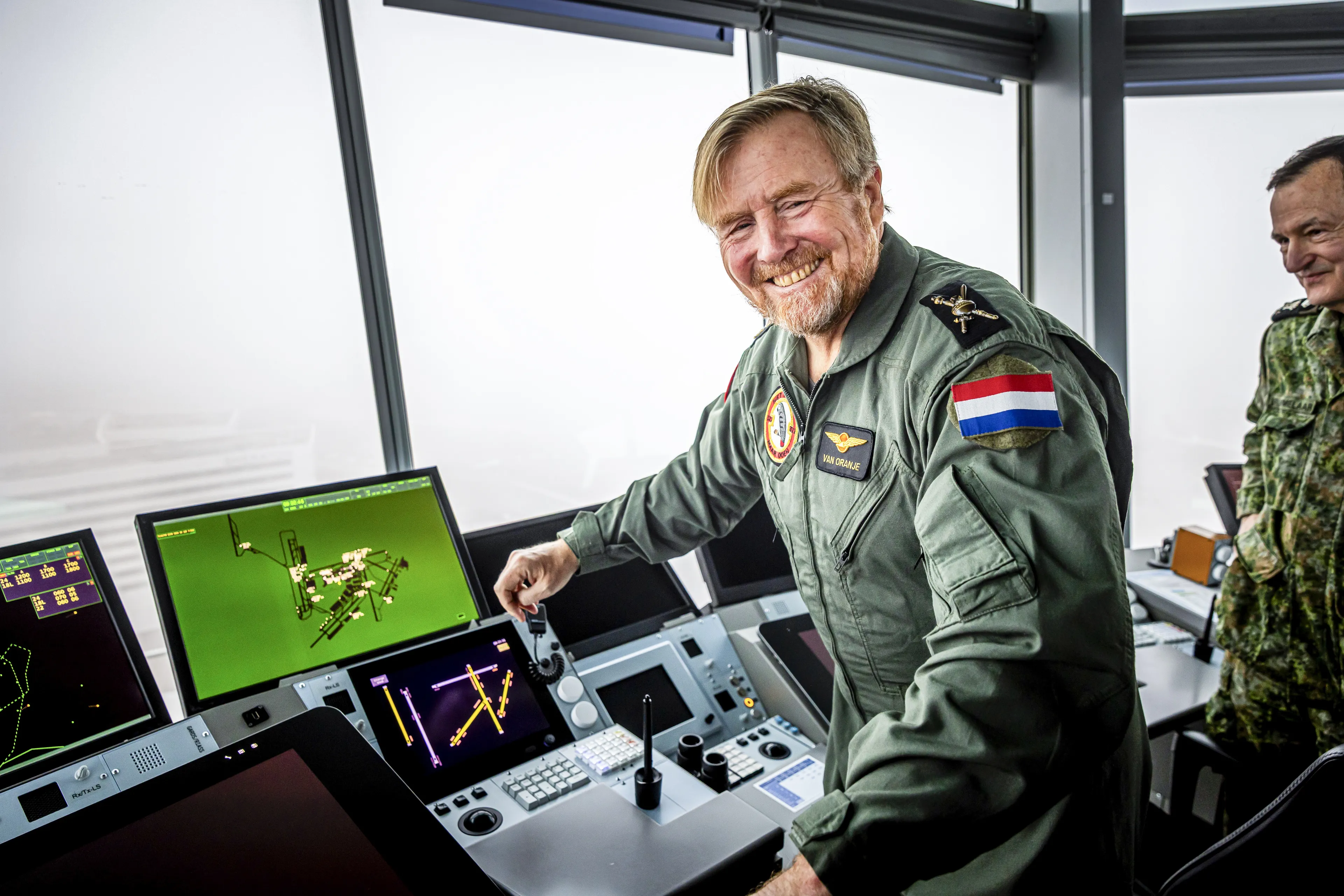 Koning Willem-Alexander tijdens zijn werkbezoek aan een oefening van de Koninklijke Luchtmacht op luchthaven Schiphol (2026).