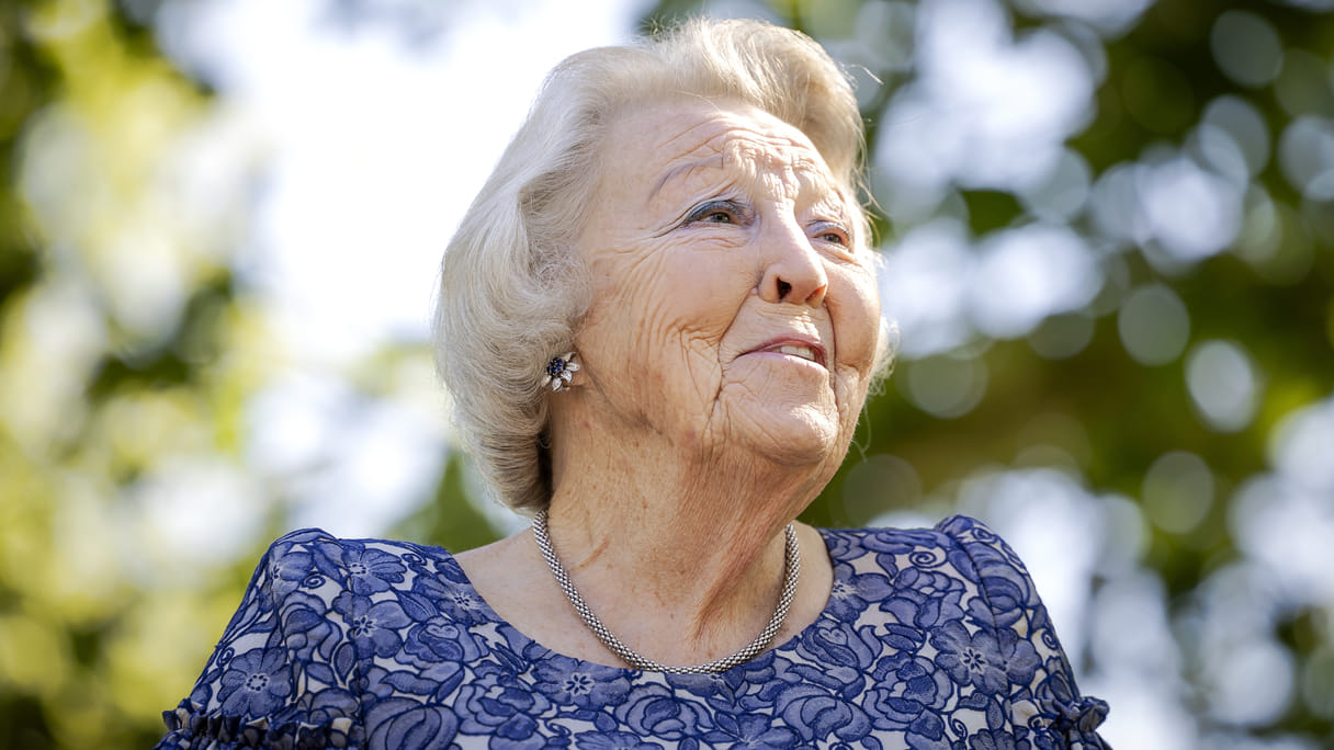 Prinses Beatrix maakt kunstzinnig uitstapje met vriendin