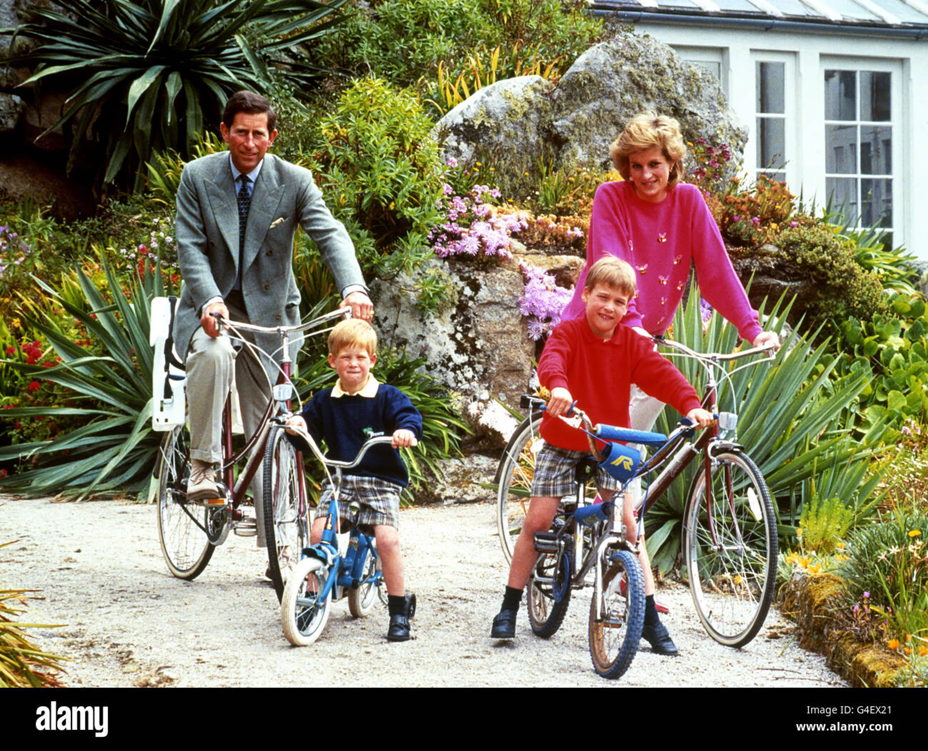 In de documentaire wordt deze 'vakantiefoto' onder de loep genomen. Prinses Diana wilde namelijk dat de vakanties zo normaal mogelijk waren. De in het pak geklede Charles dacht daar anders over.