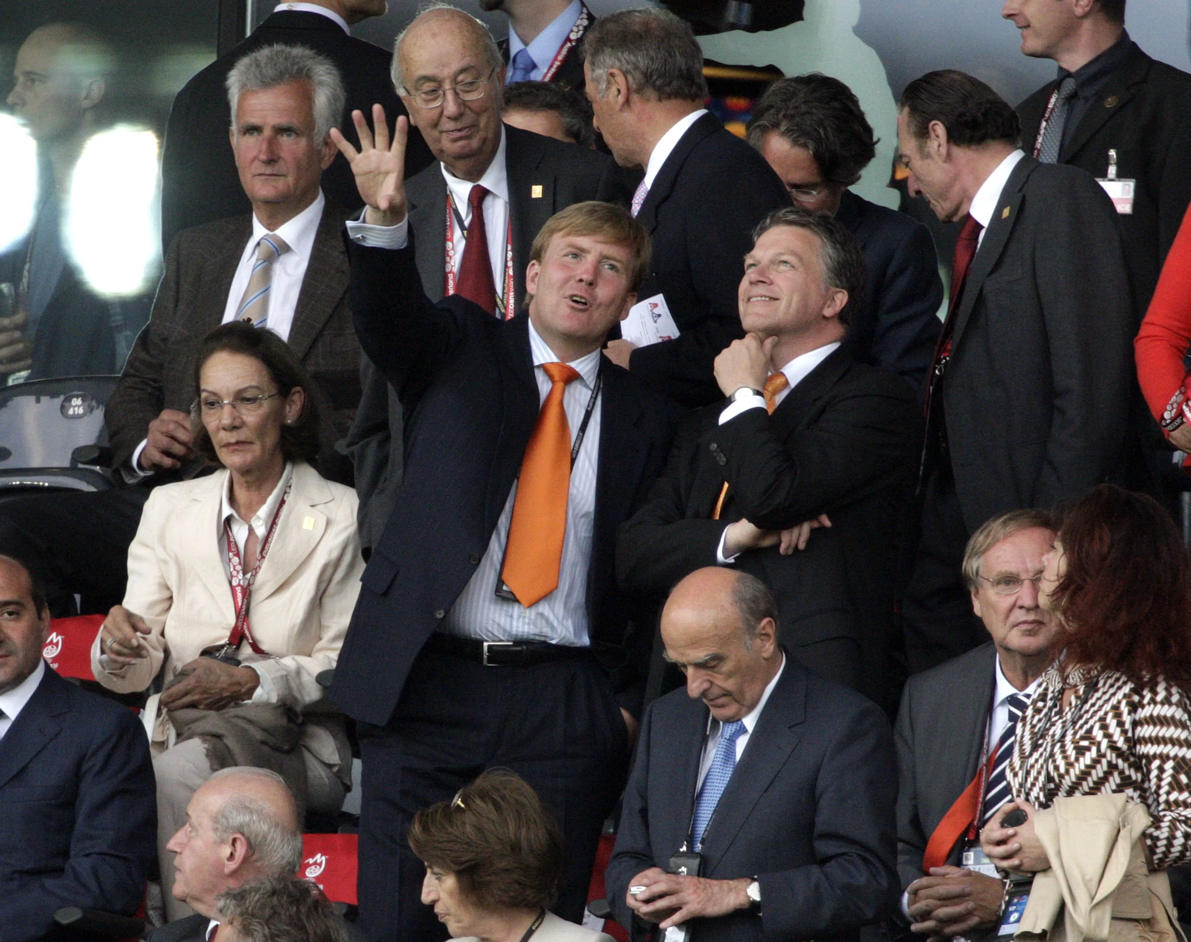 Samen met Wouter Bos keek Willem-Alexander de wedstrijd.