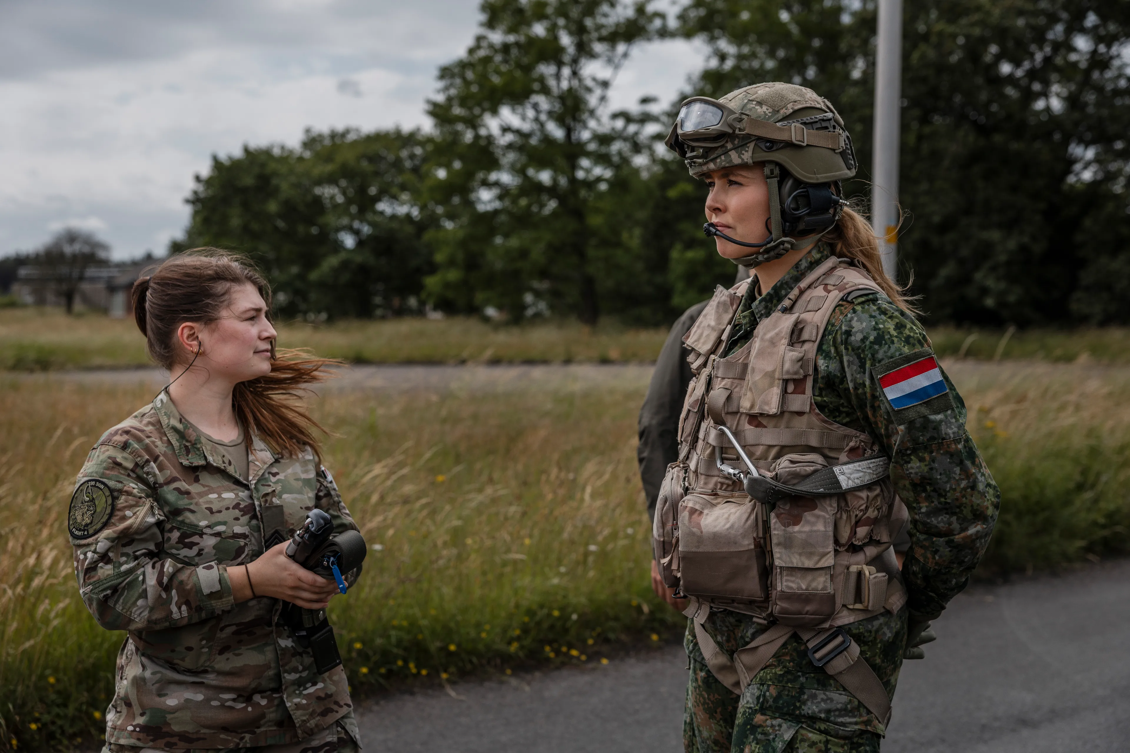 De Prinses van Oranje krijgt instructie van loadmaster voor het instappen in de helikopter.