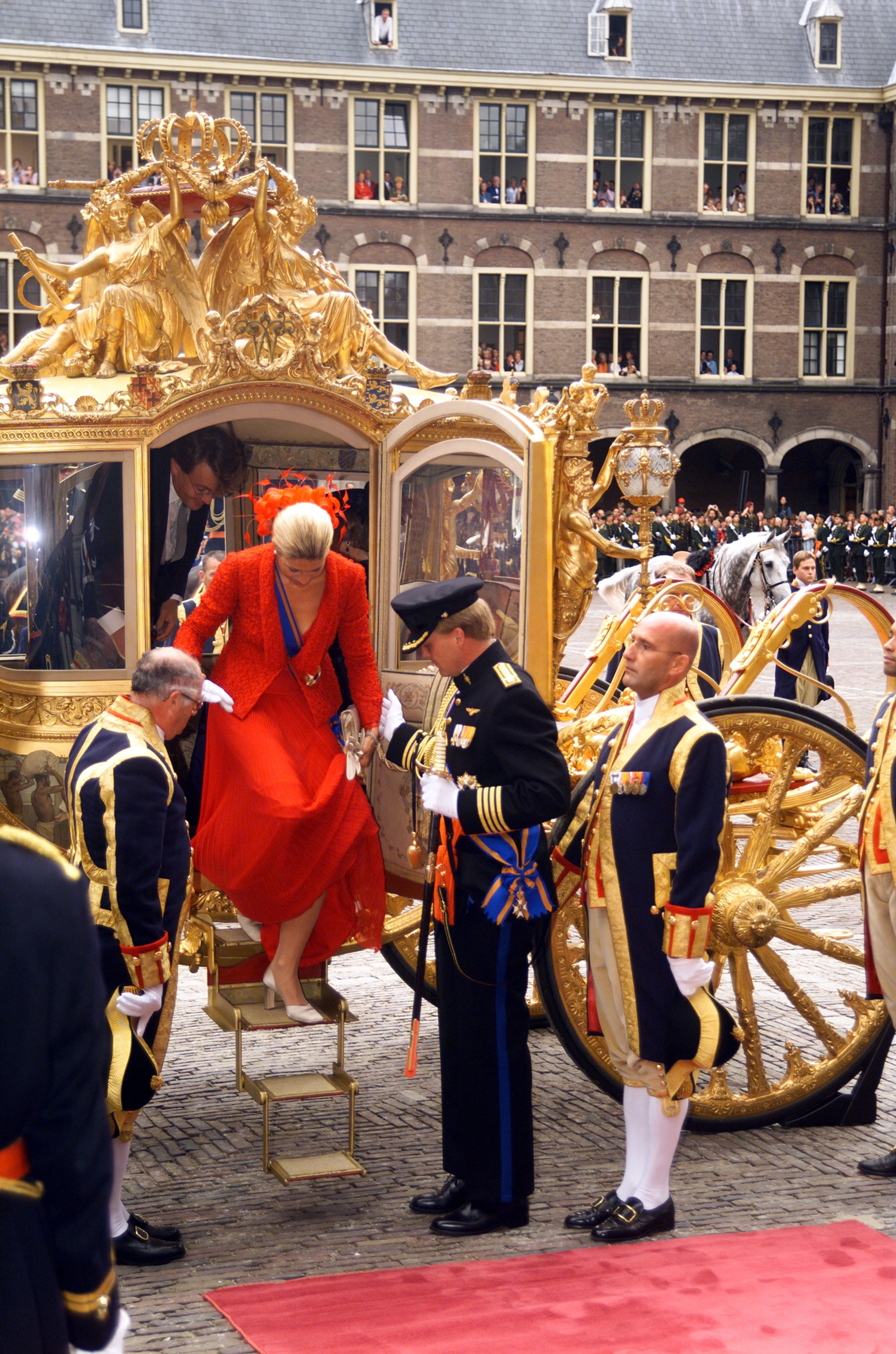 Máxima stapt de koets uit op Prinsjesdag (2002).