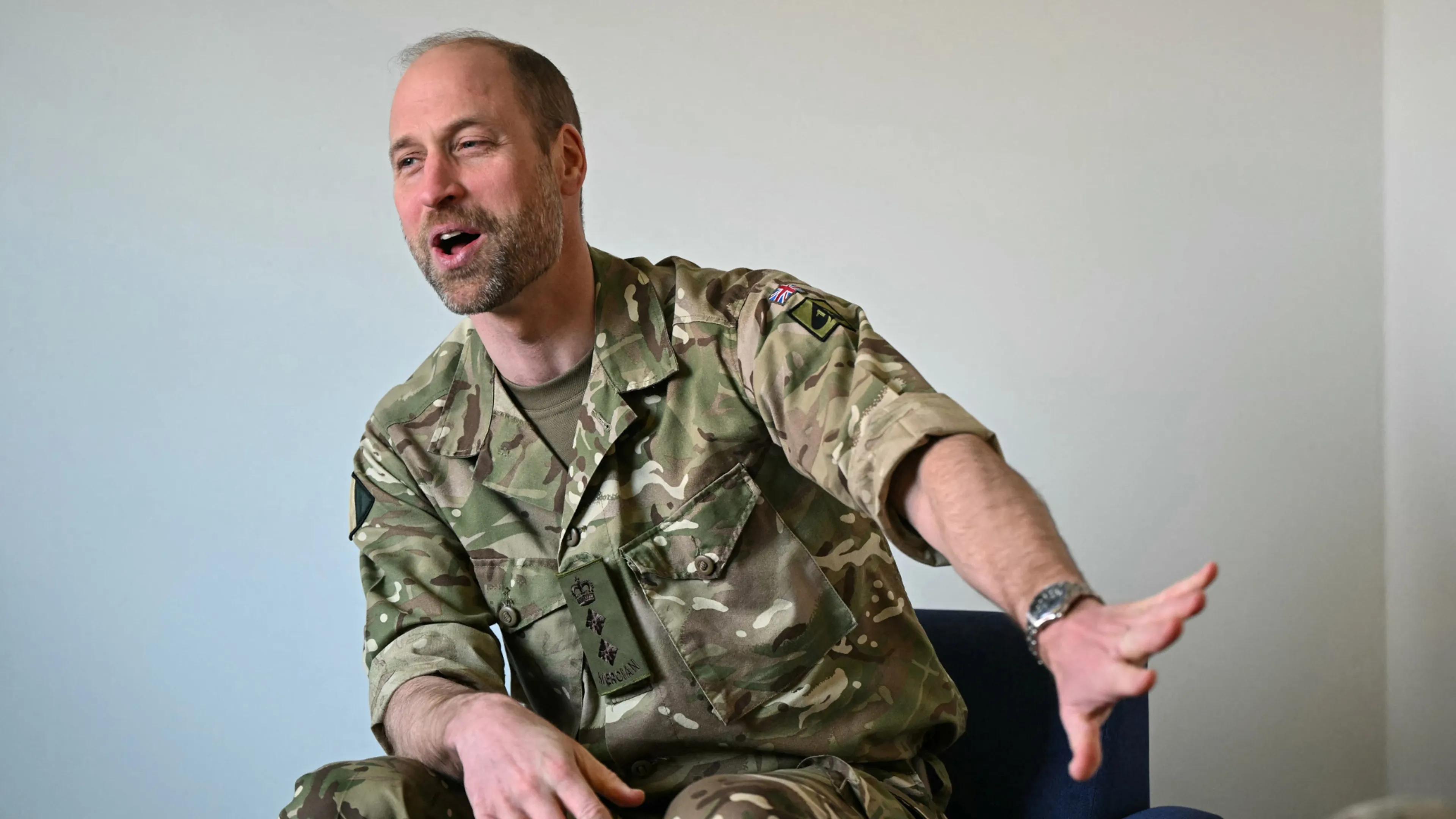 Van baard naar snor? Prins William hint naar nieuwe look tijdens werkbezoek