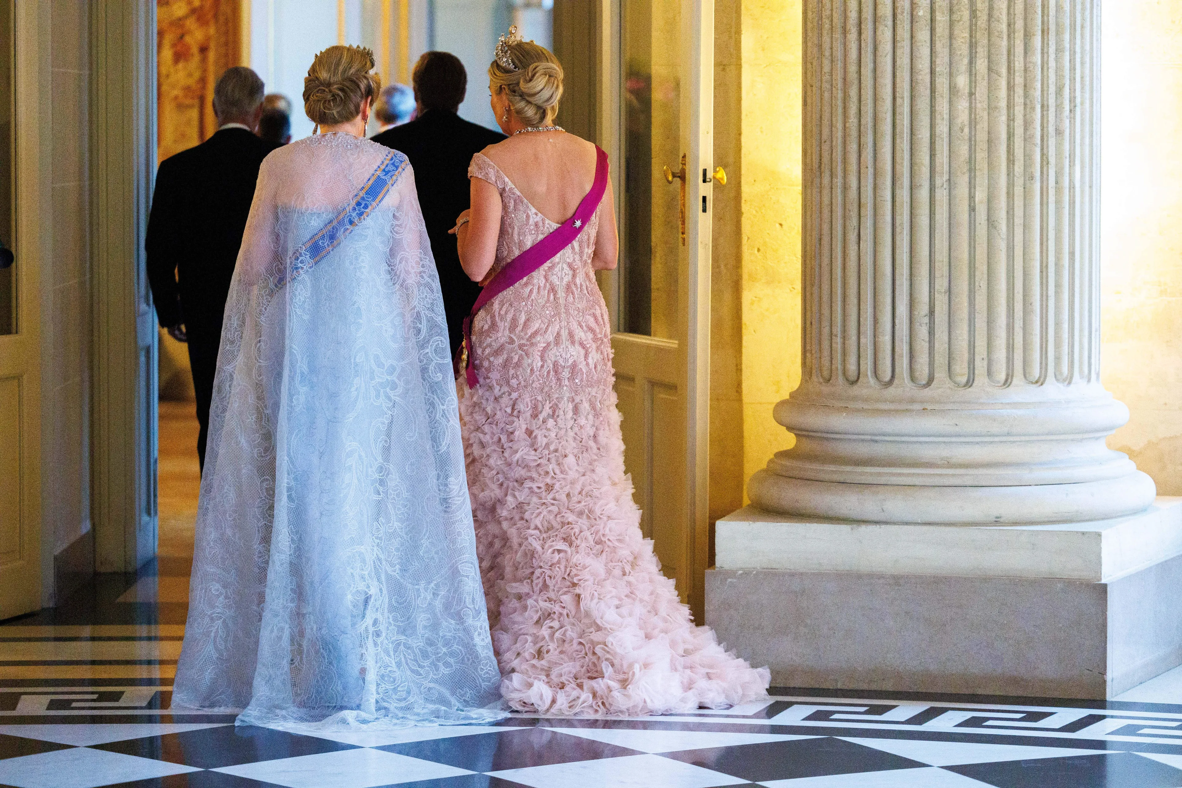 Een goed beeld van de kanten cape.