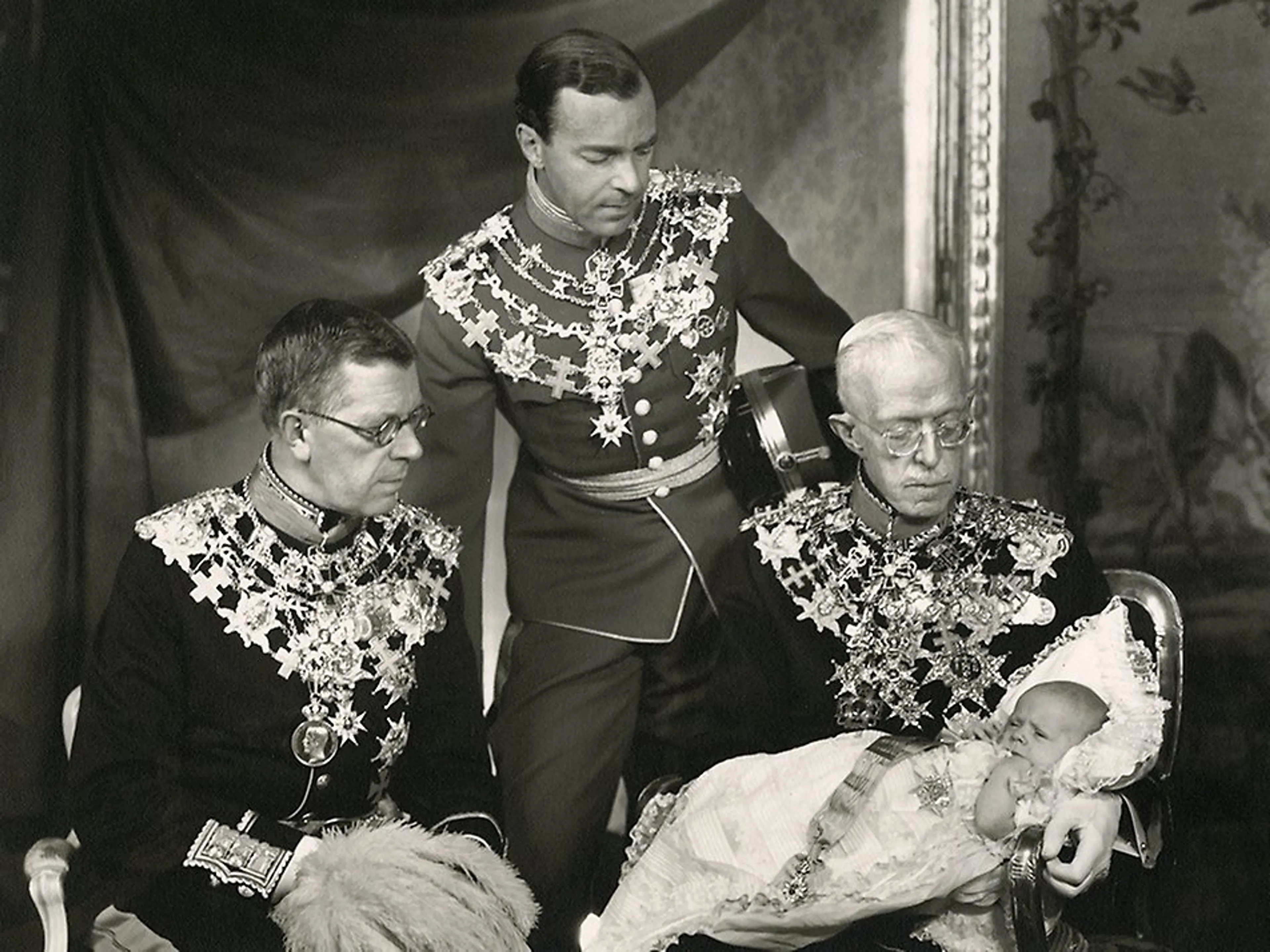Vier troongeneraties op een rij: kroonprins Gustaf (VI) Adolf, erfprins Gustaf Adolf, koning Gustaf V en Carl Gustaf (1946).