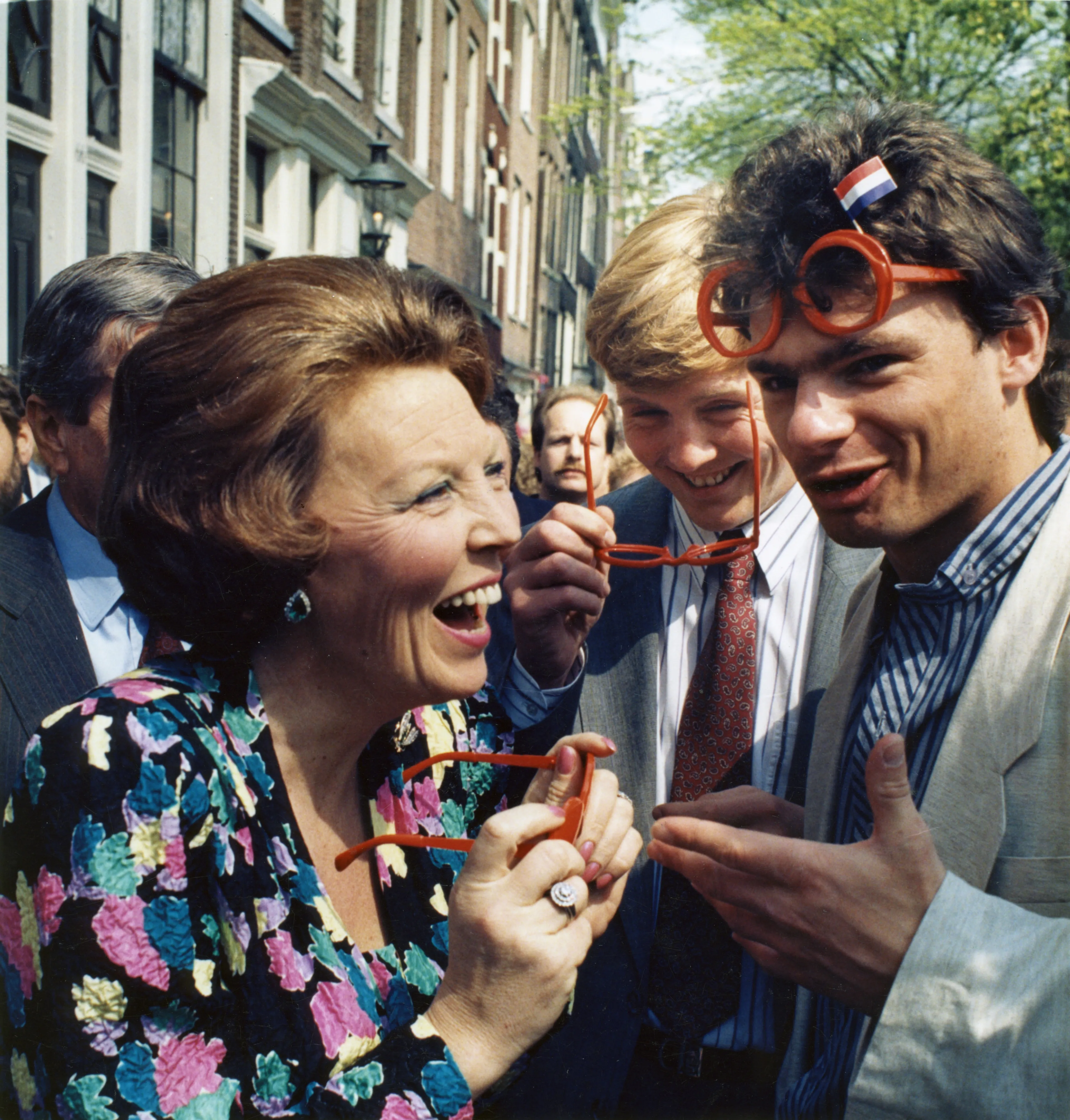 De koningin bij haar verrassingsbezoek in de Jordaan (1988).