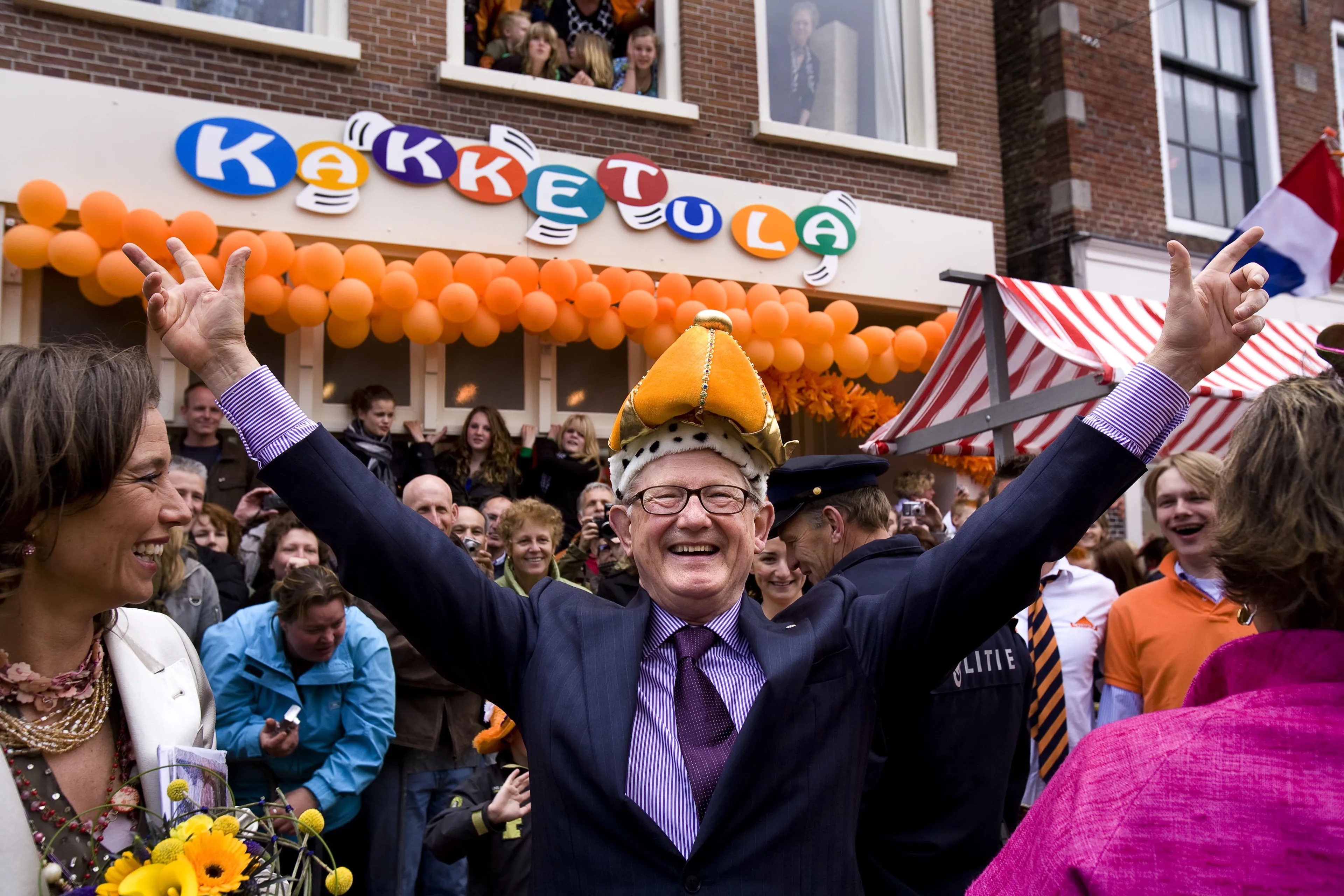 Pieter van Vollenhoven met koninklijke tooi.