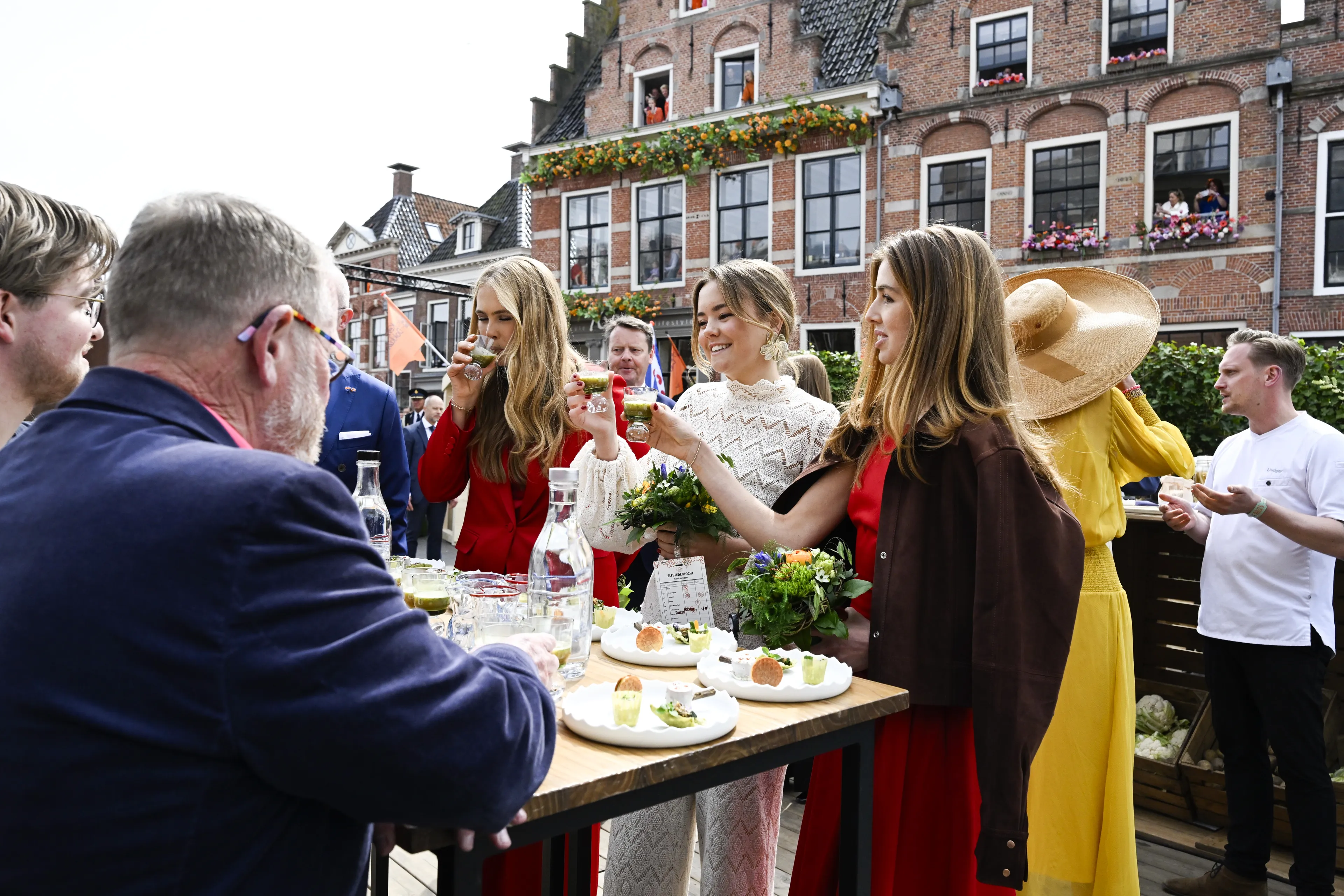 De prinsessen aan het eten bij de tussenstop.