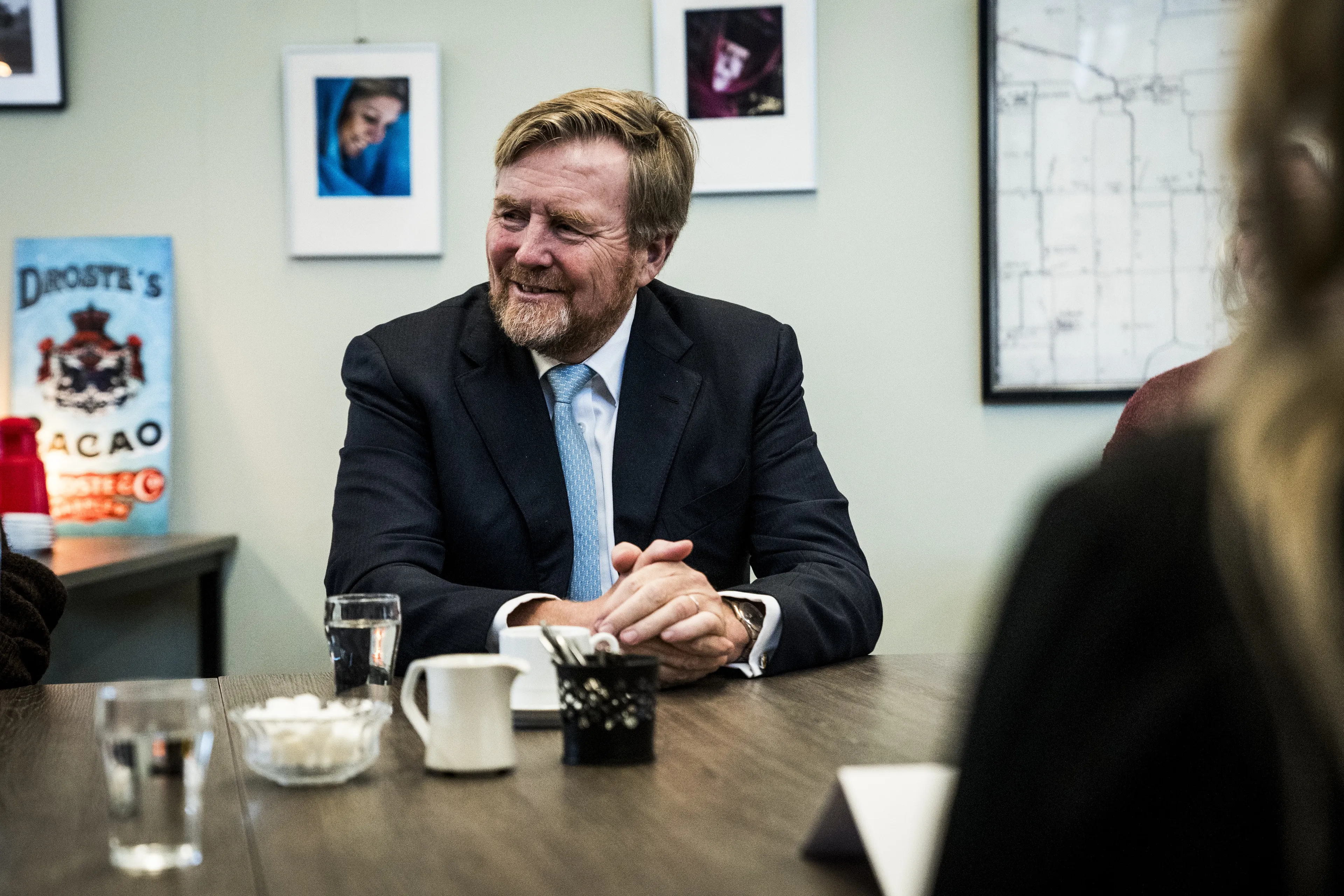 Koning Willem-Alexander spreekt met getroffenen.