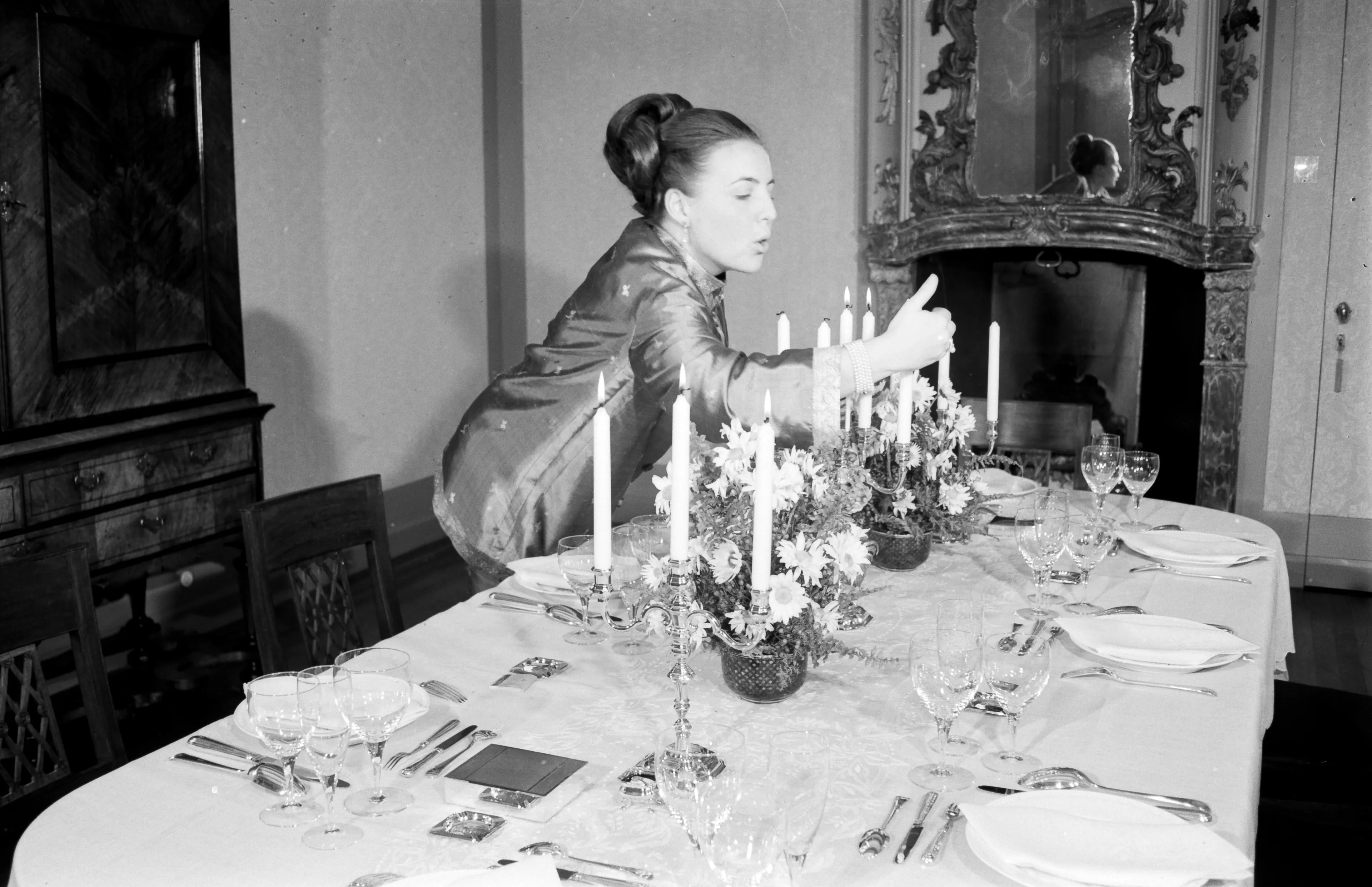 Prinses Margriet dekt de tafel.