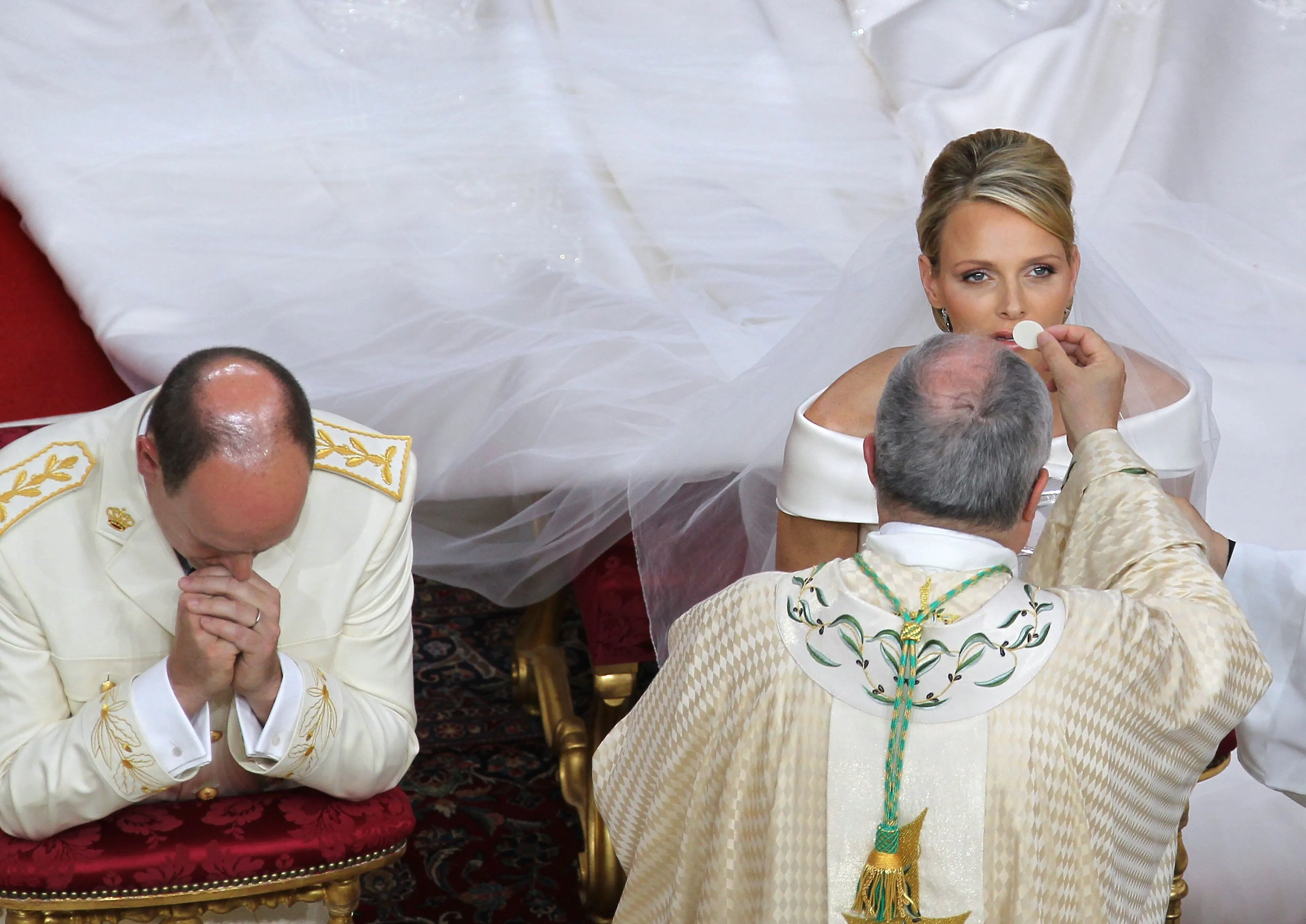 Prinses Charlène krijgt een hostie.