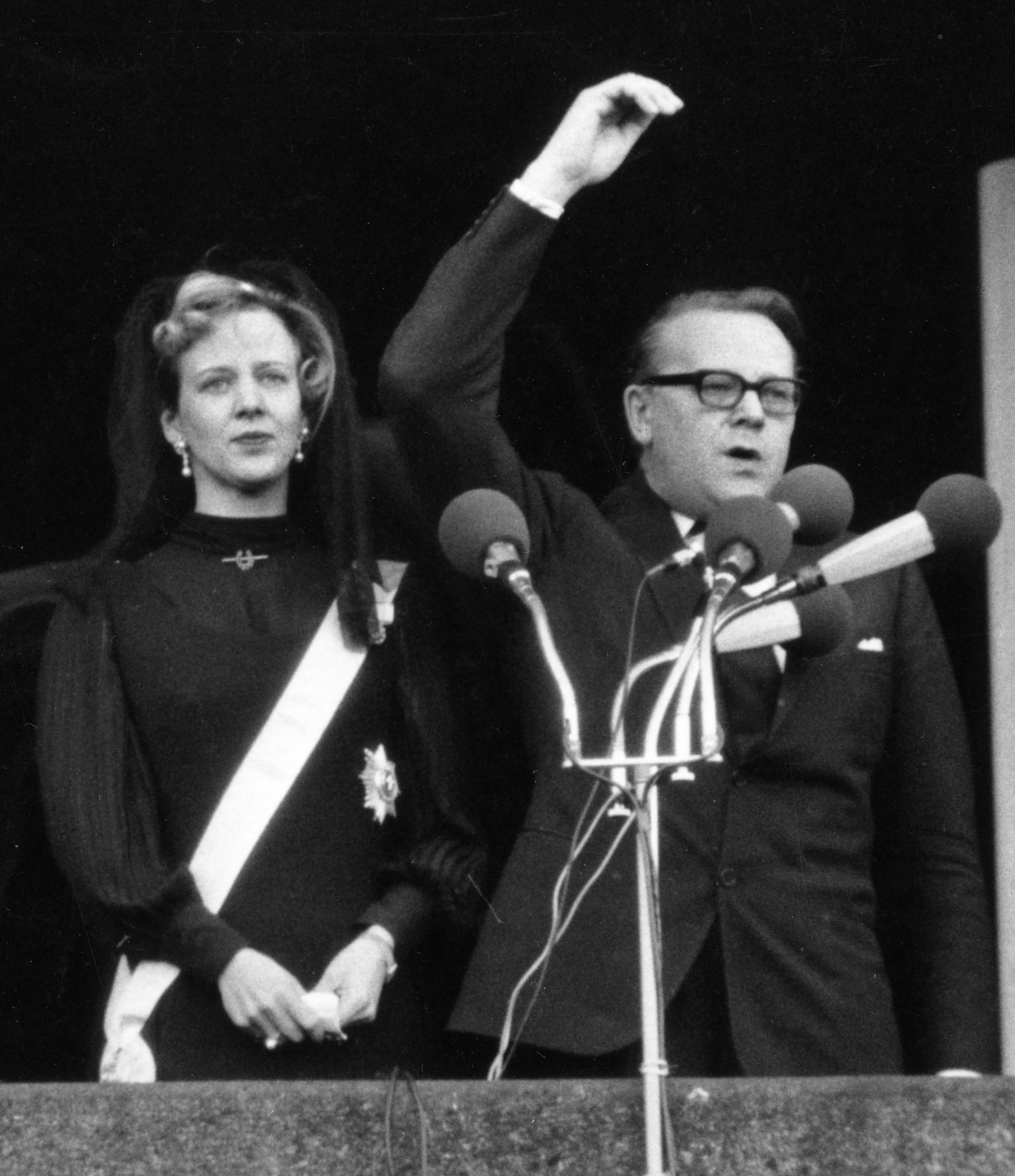 Een dag na het overlijden van haar vader, wordt Margrethe ingehuldigd als koningin (1972).