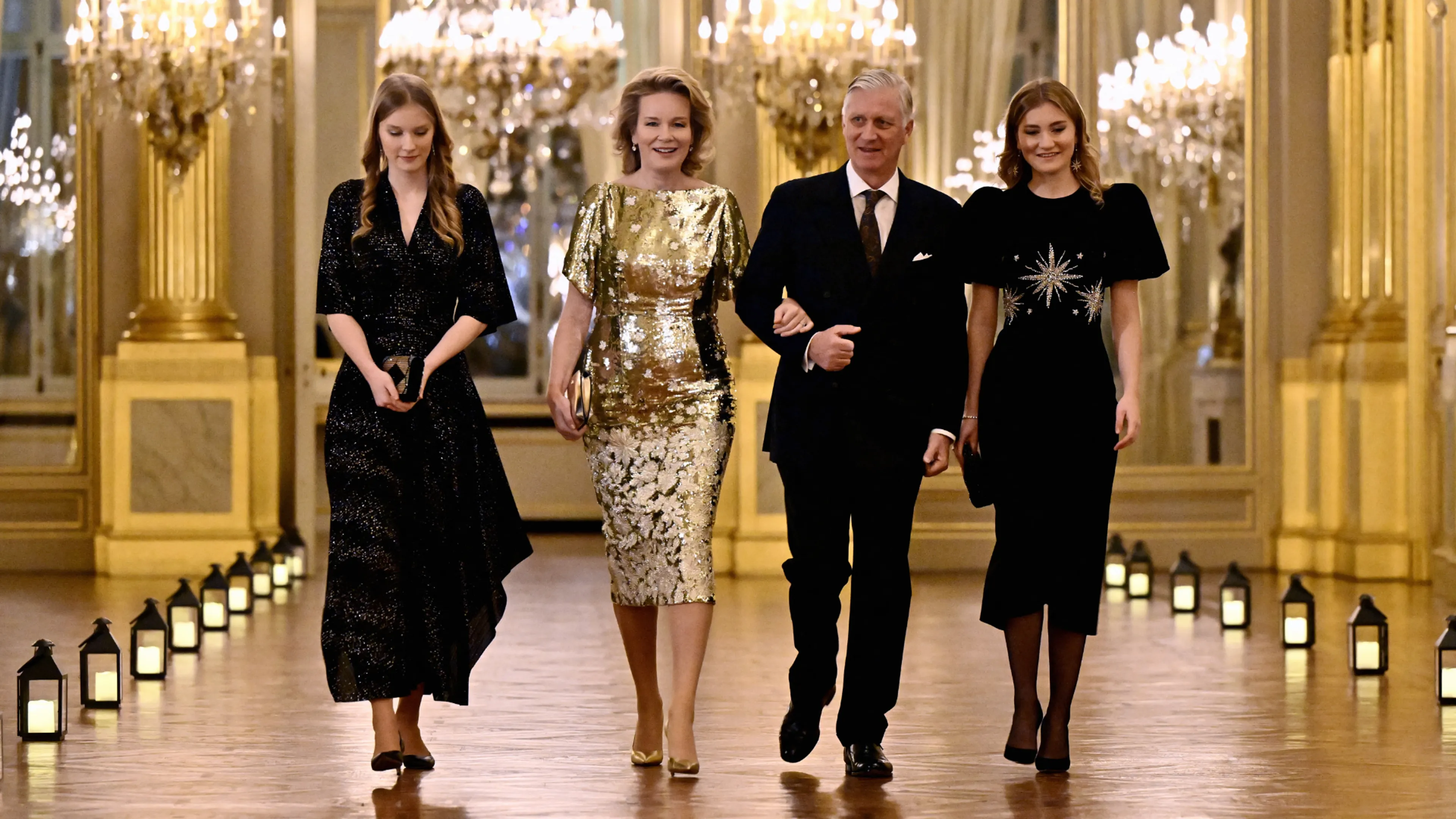 Koningin Mathilde en haar dochters stralen bij kerstconcert, maar het gezin is niet compleet