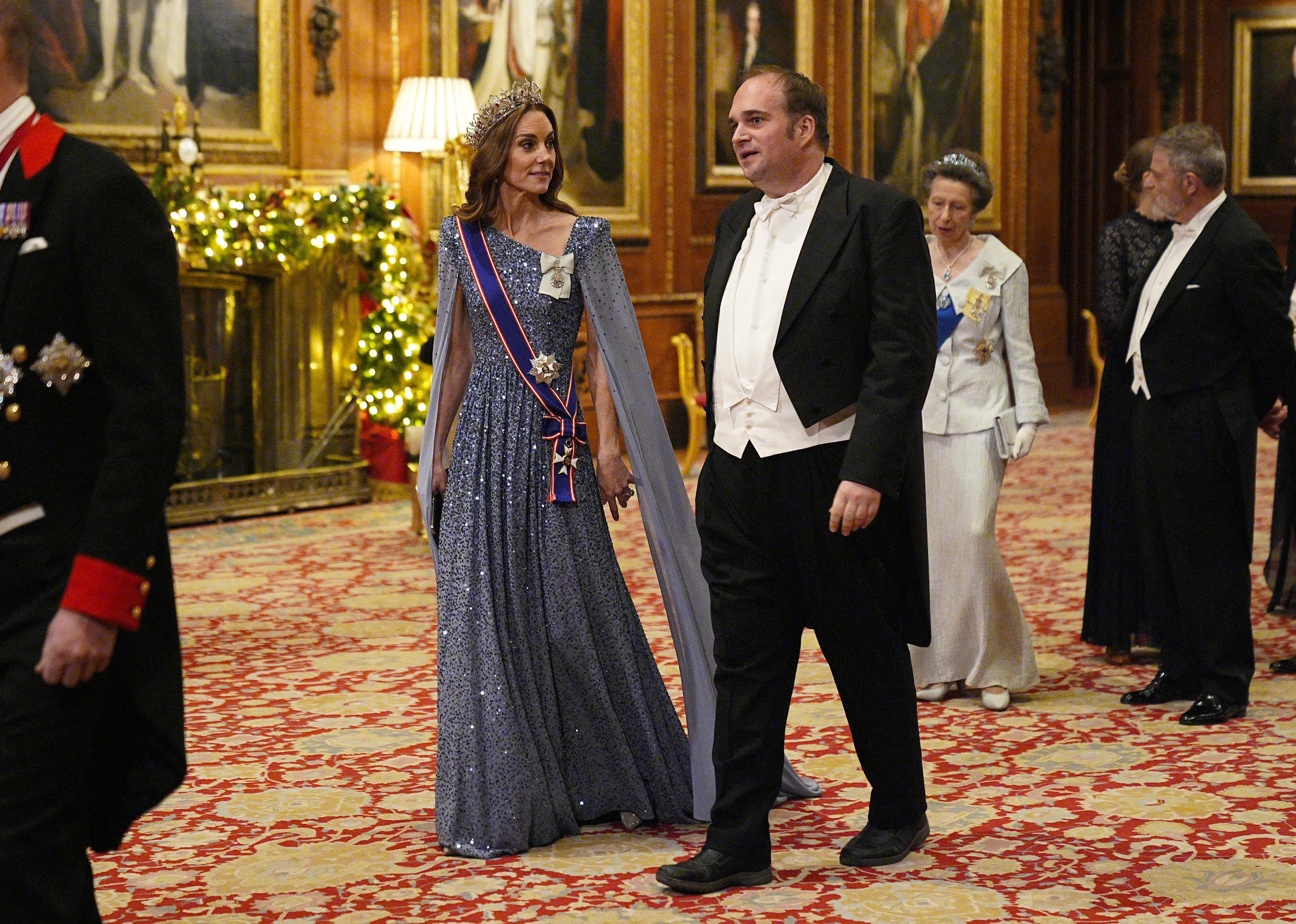 Catherine lopend naast Duits parlementslid Sebastian Roloff.