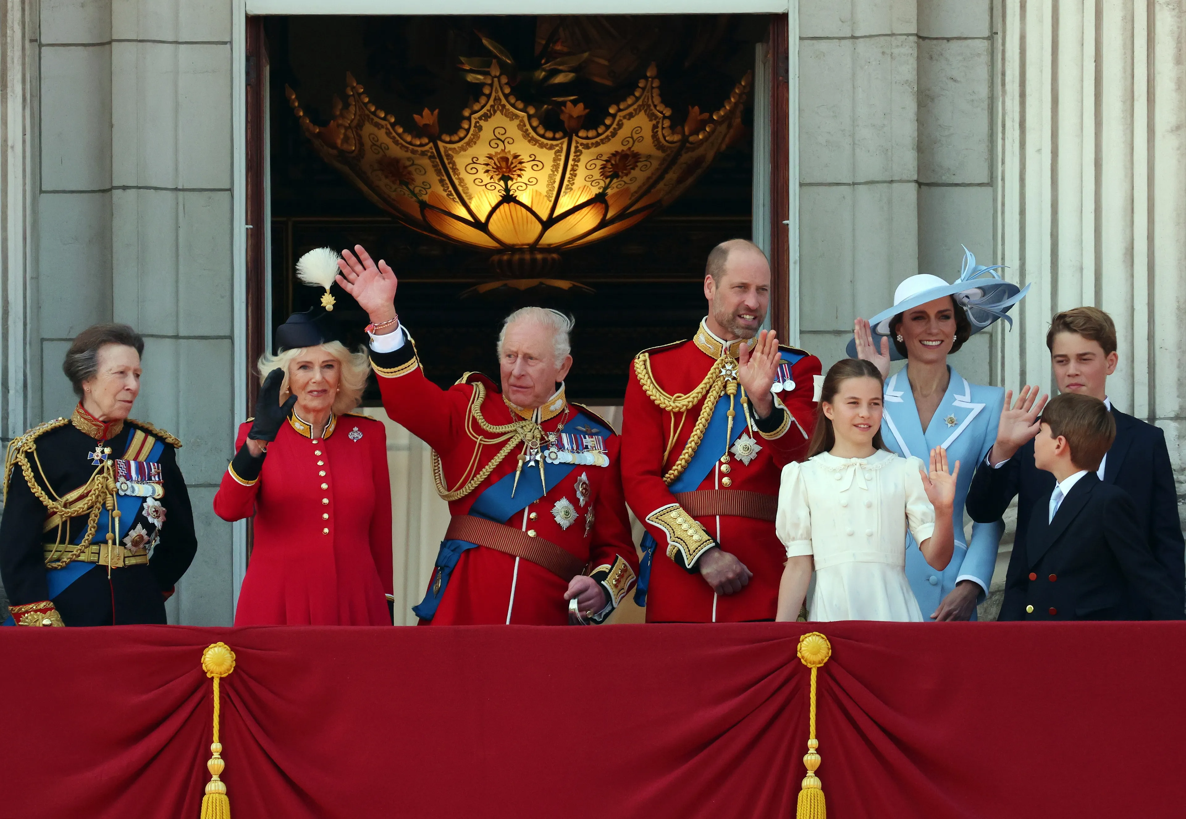 Prins Louis heeft veel vragen aan zijn ouders over de flypast.