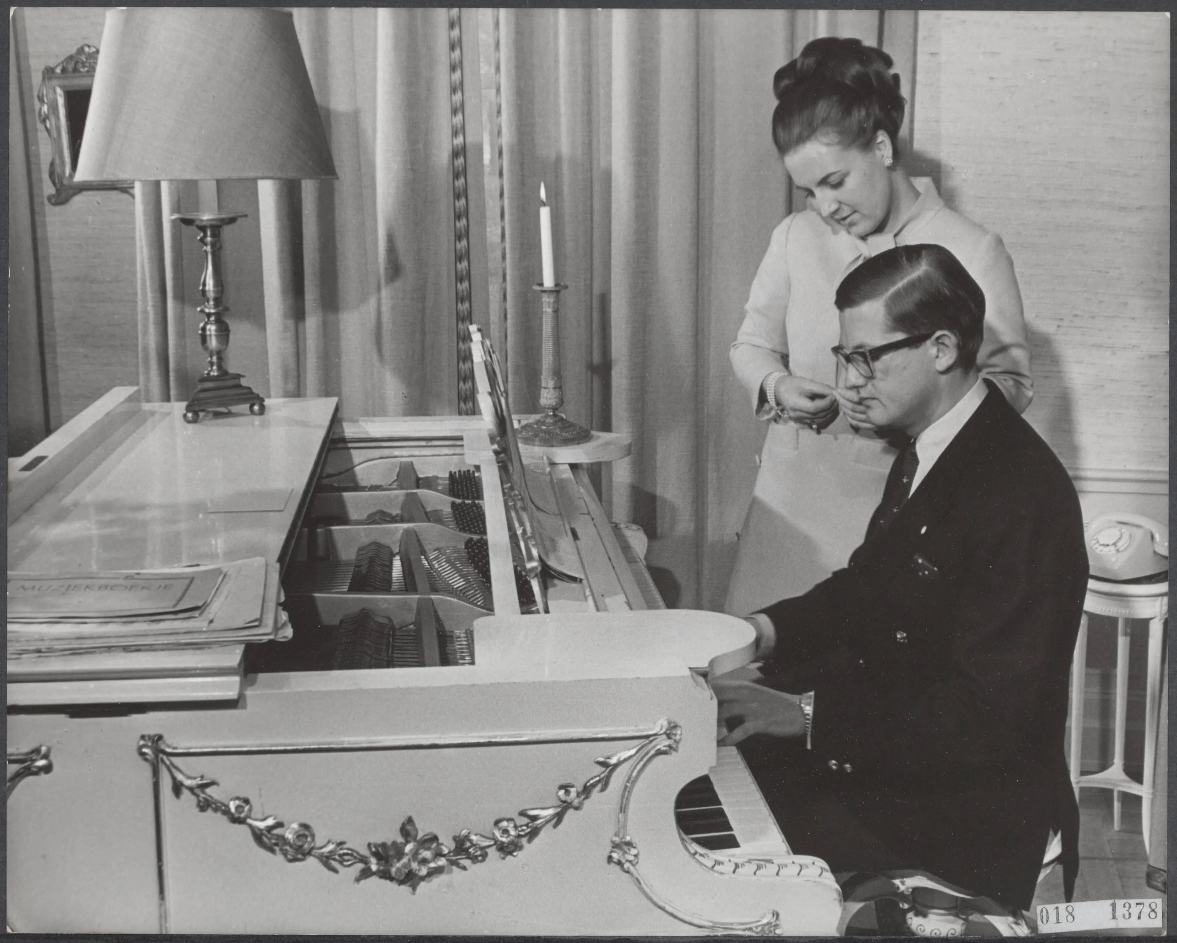 Pieter achter de piano naast Margriet (1967).