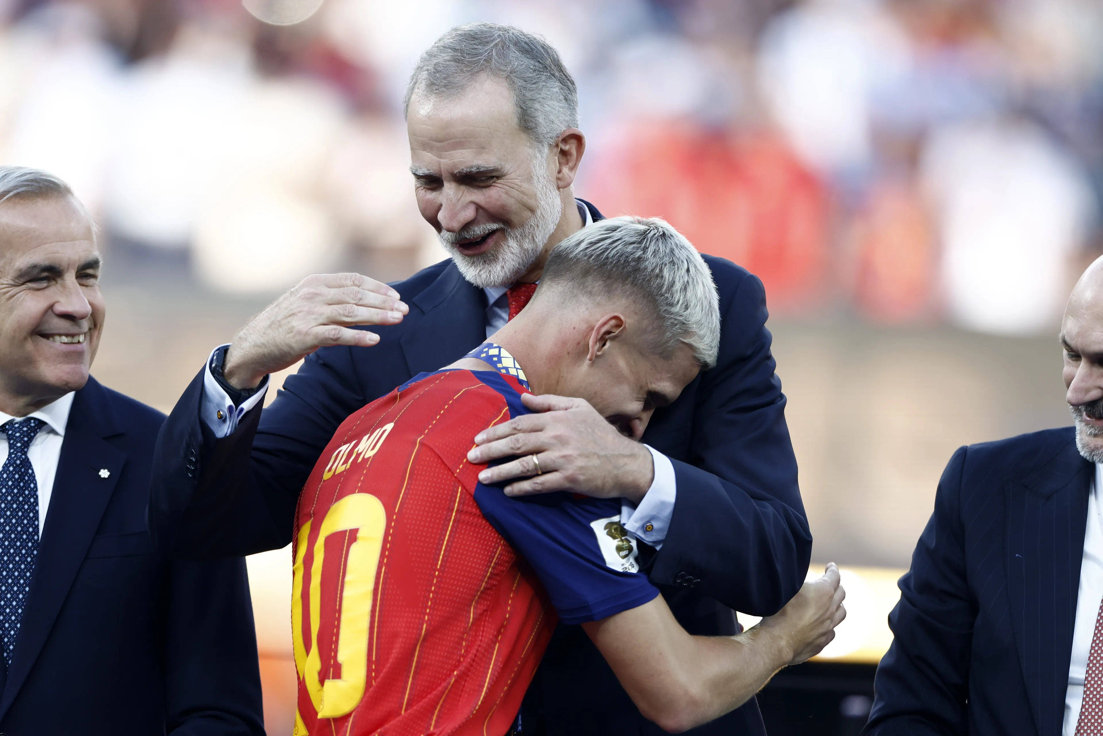 Koning Felipe feliciteert Dani Olmo.