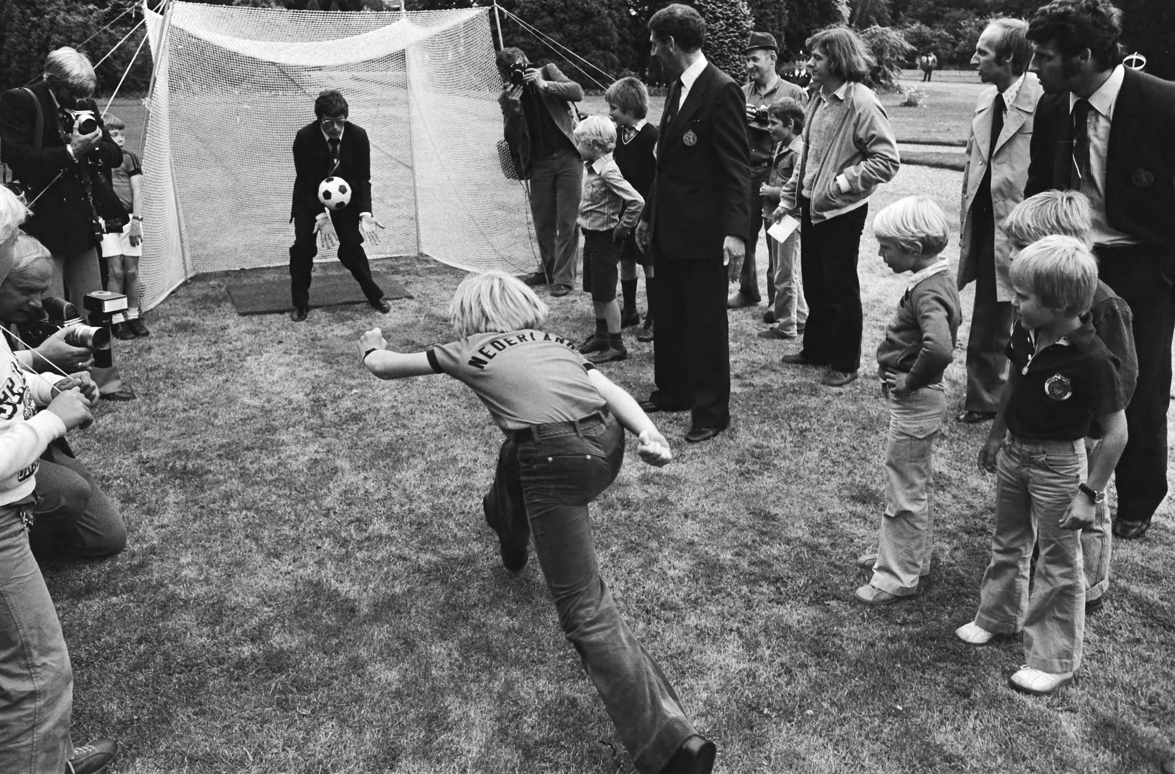 Willem-Alexander neemt een penalty op Soestdijk (1978).