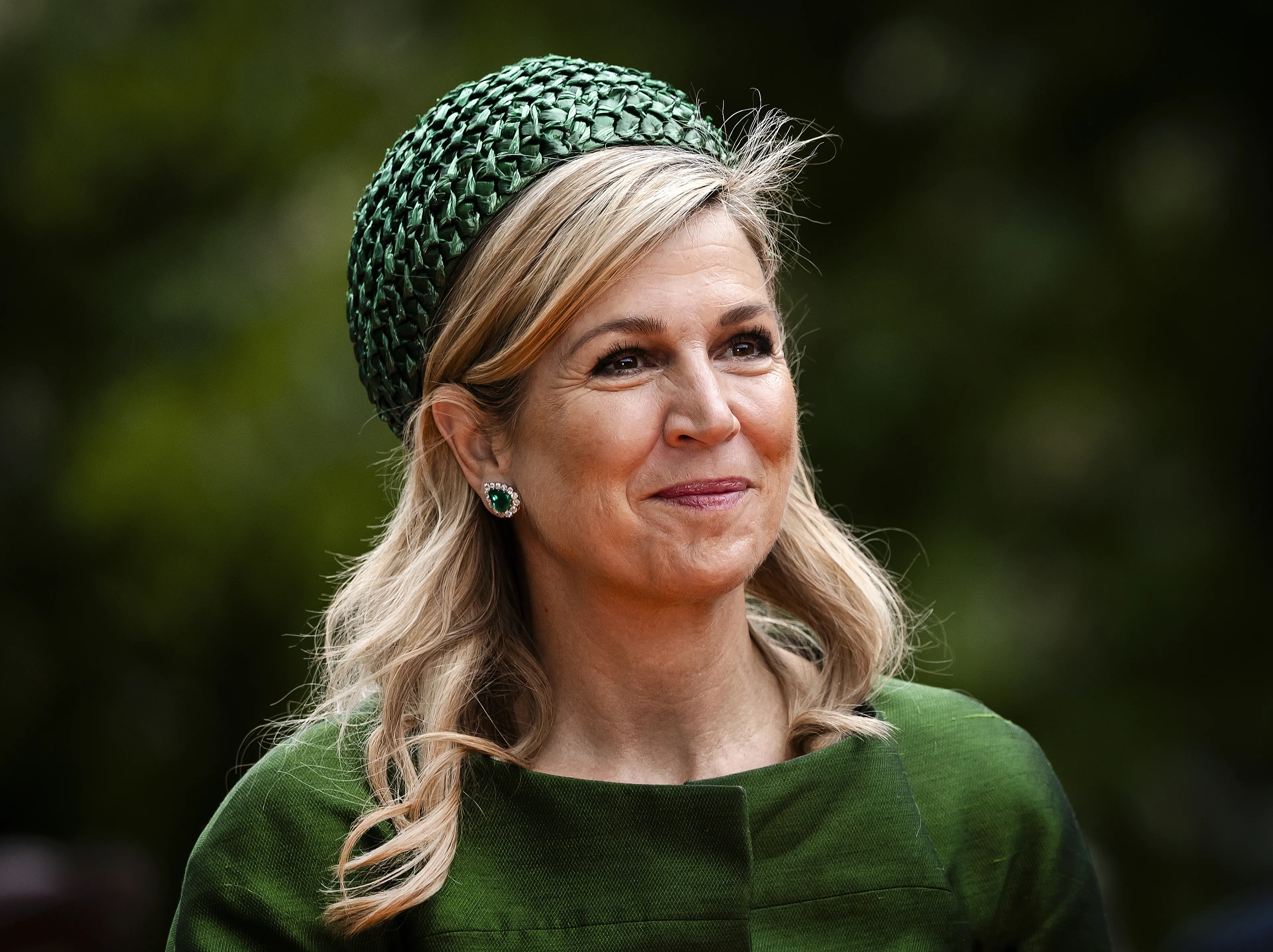 De groene hoed en de oorhangers van smaragd.