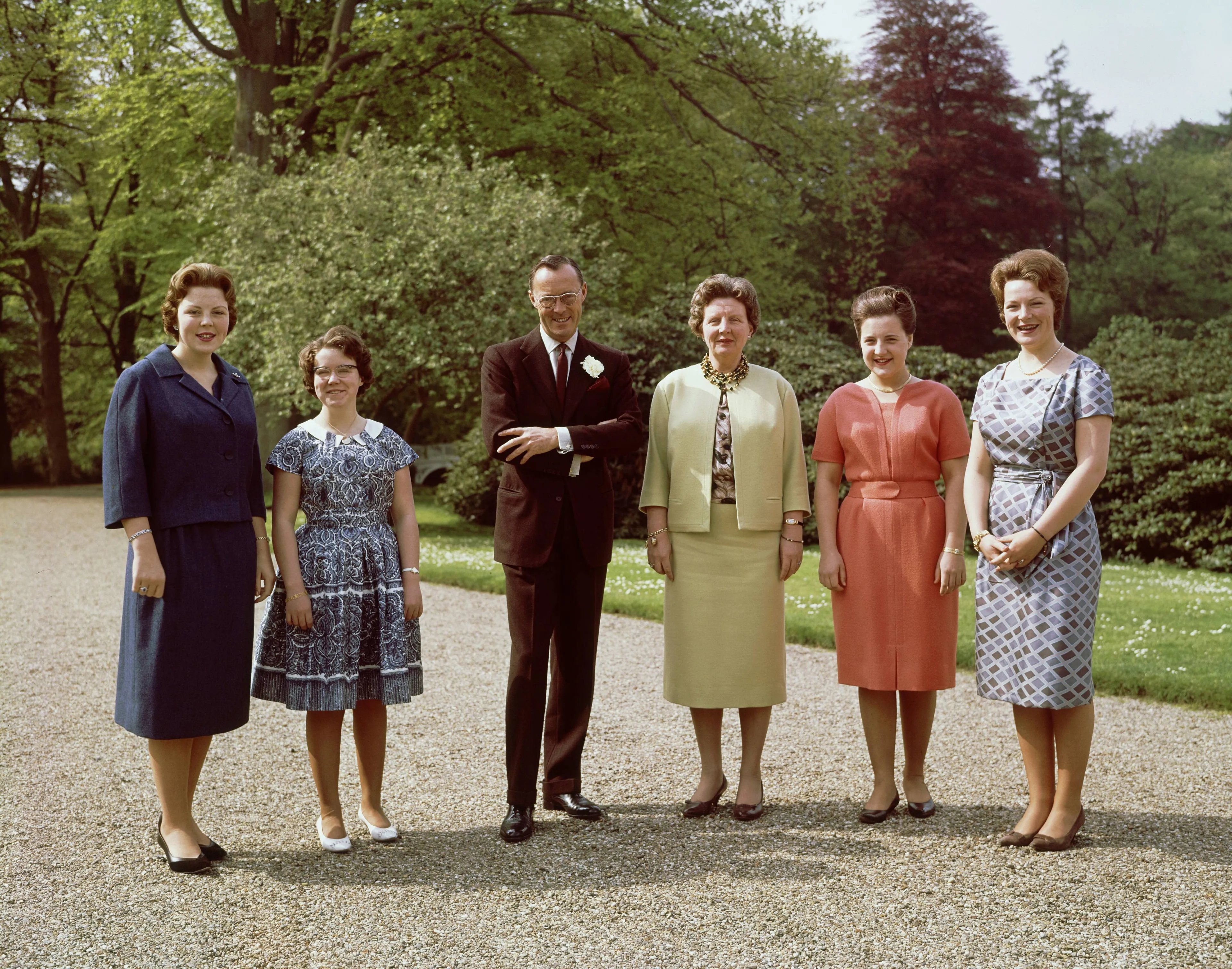 Irene met haar ouders en zussen (1961).
