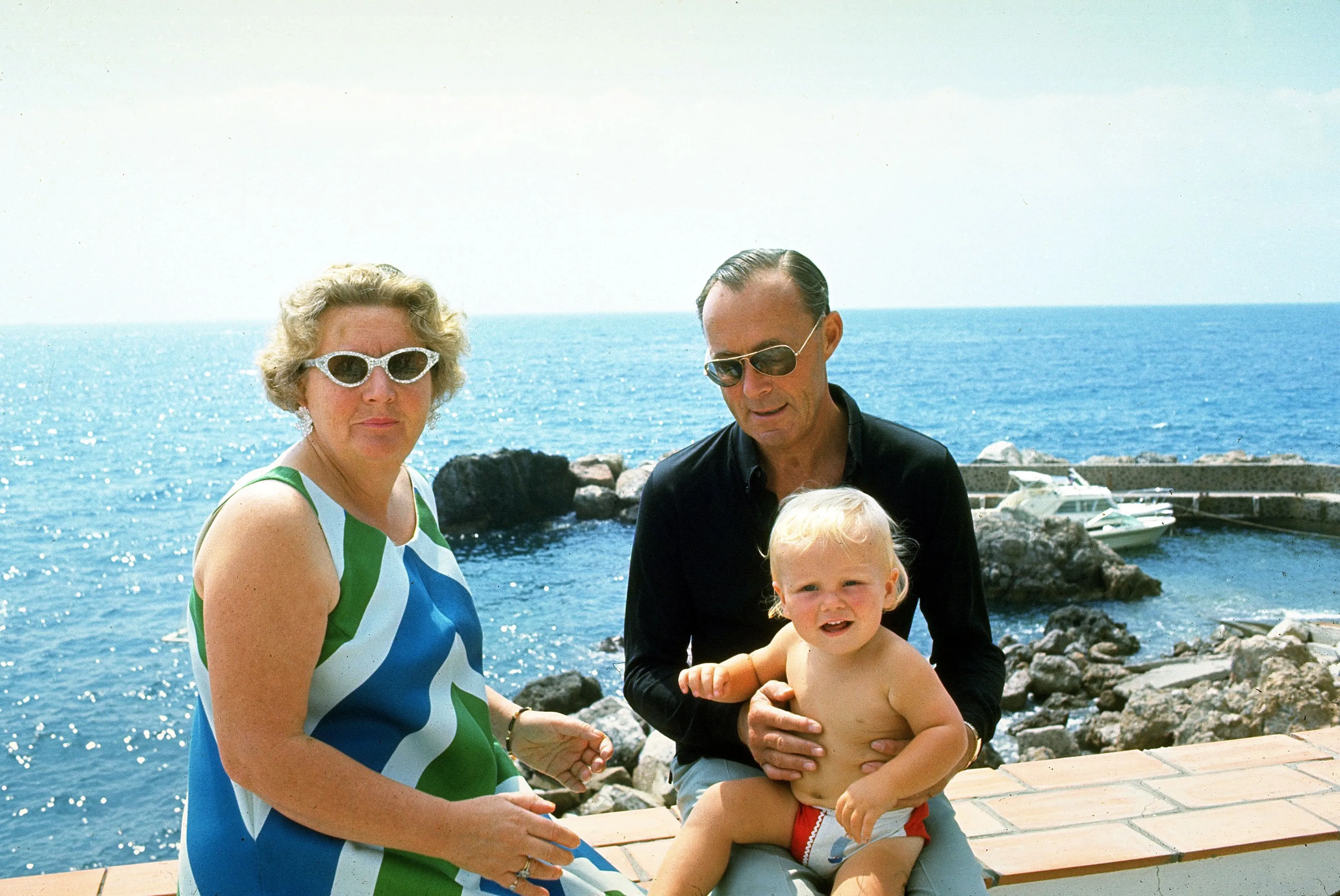 Prins Bernhard houdt zijn kleinzoon Willem-Alexander beet tijdens de zomervakantie in Italië (1968).