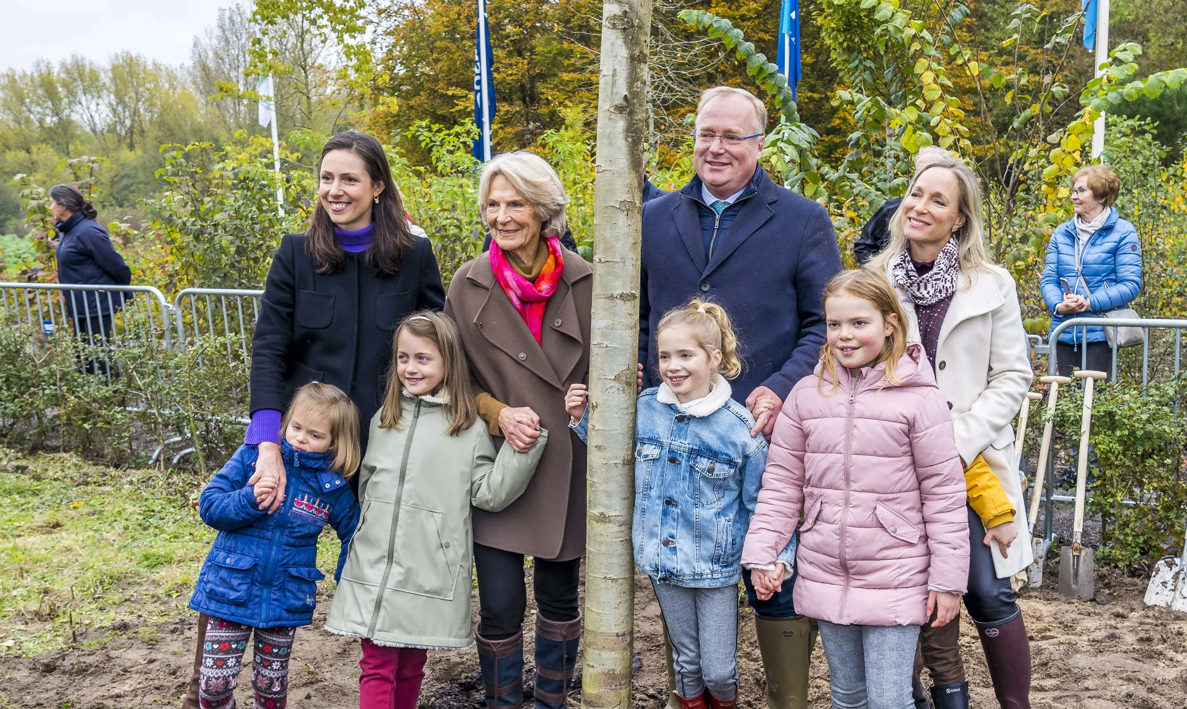Irene met haar zoon, schoondochters en kleinkinderen in de natuur (2021).