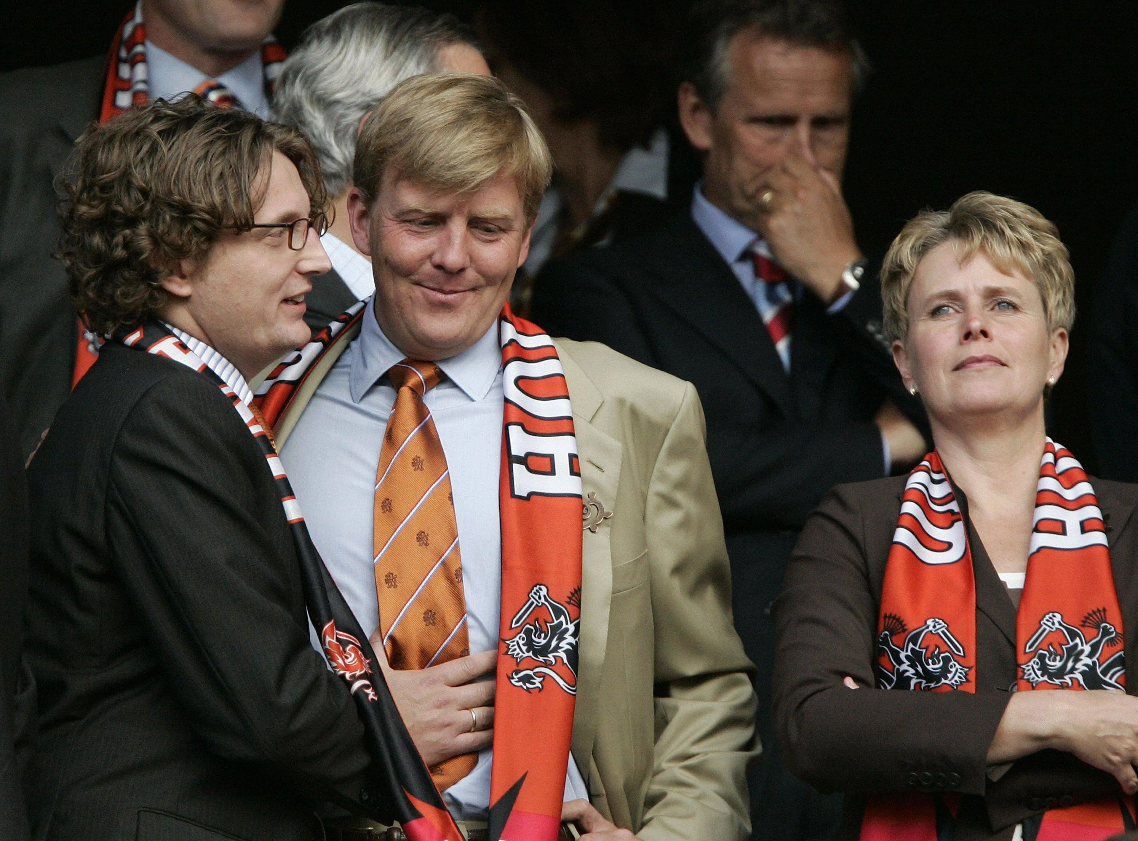 Prins Willem-Alexander nam plaats op de tribune bij de groepswedstrijd.