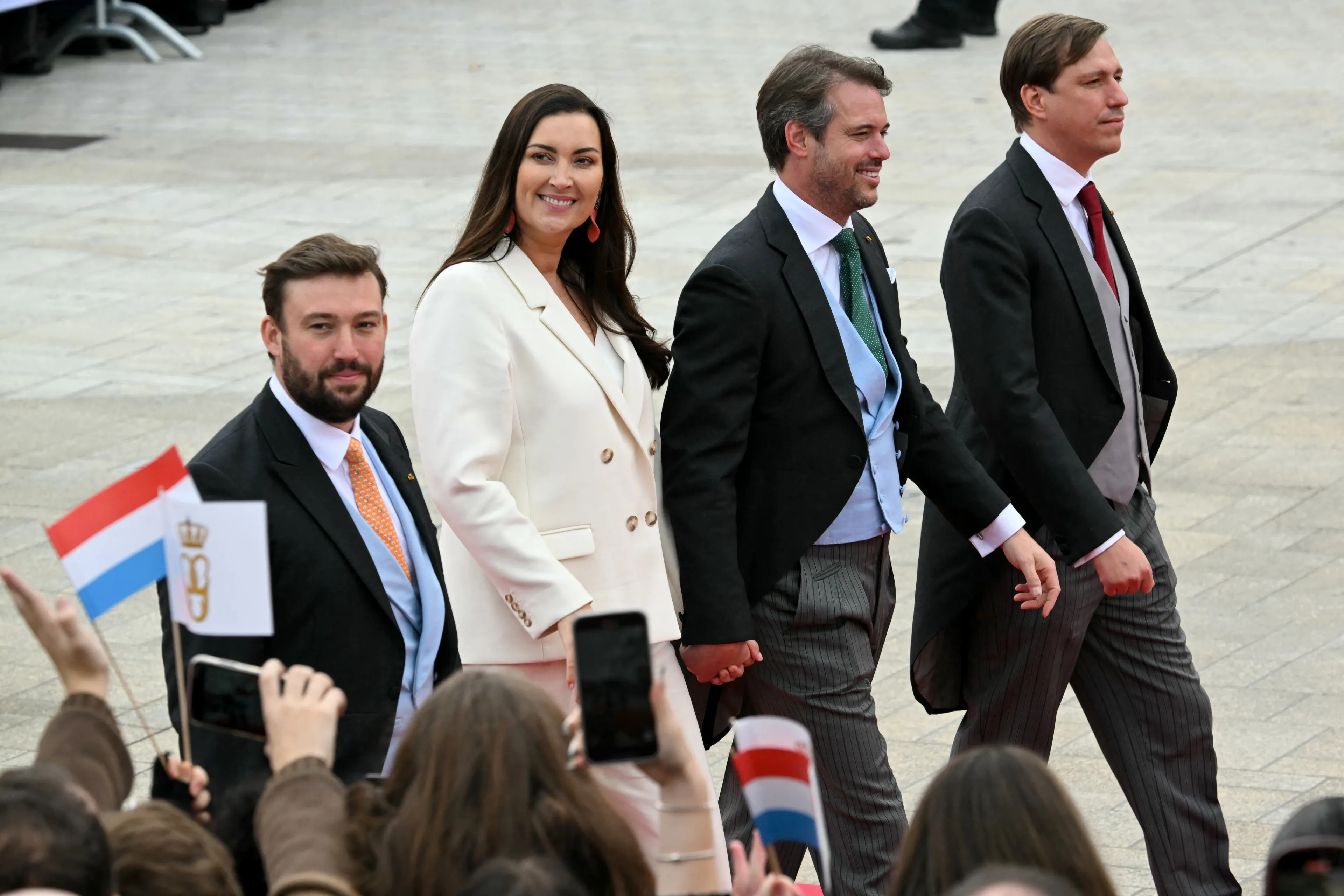 Prinses Claire met prins Louis, prins Félix en prins Sebastien bij de troonswisseling (2025).