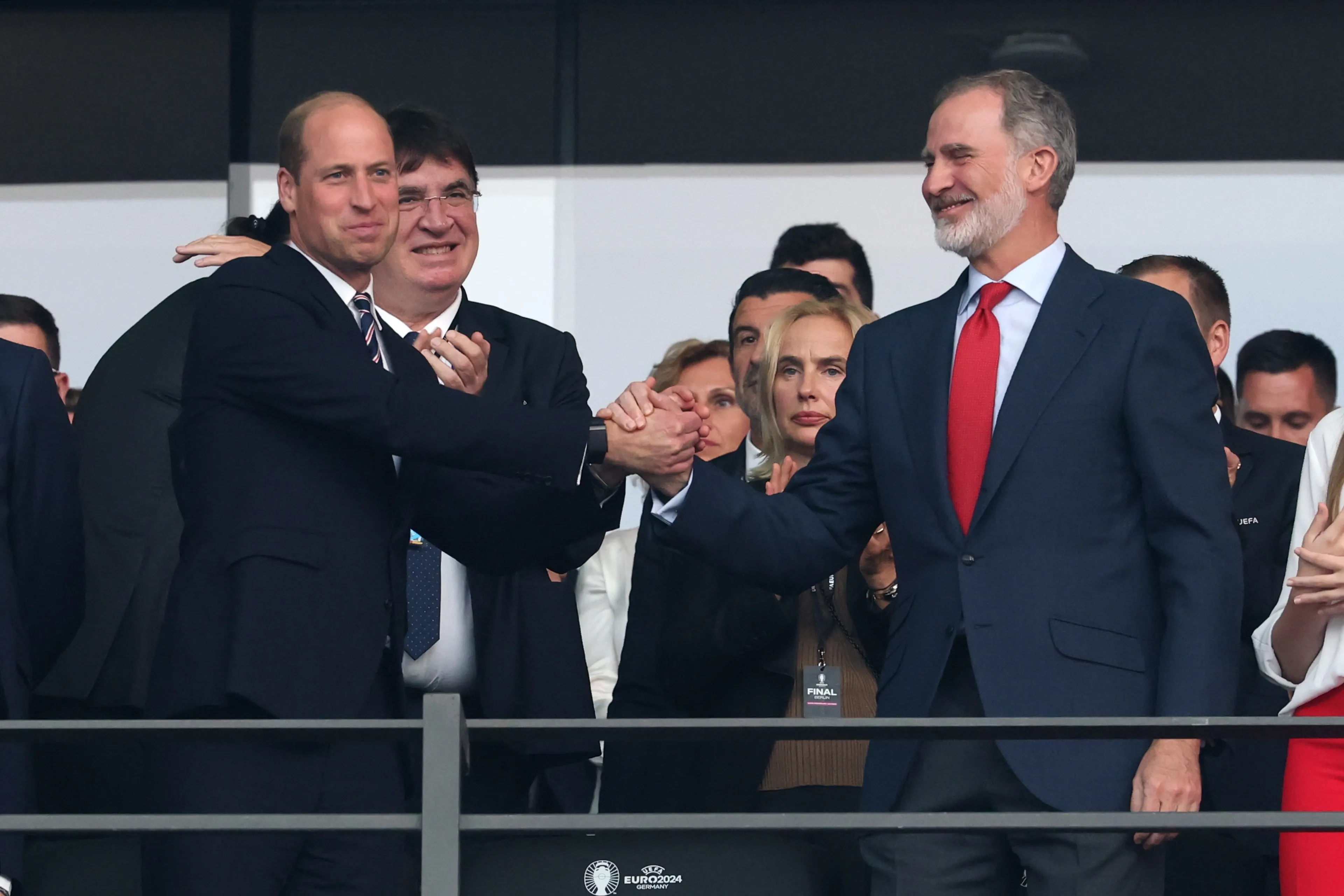 Prins William en koning Felipe schudden elkaar de hand voor de wedstrijd (2024).