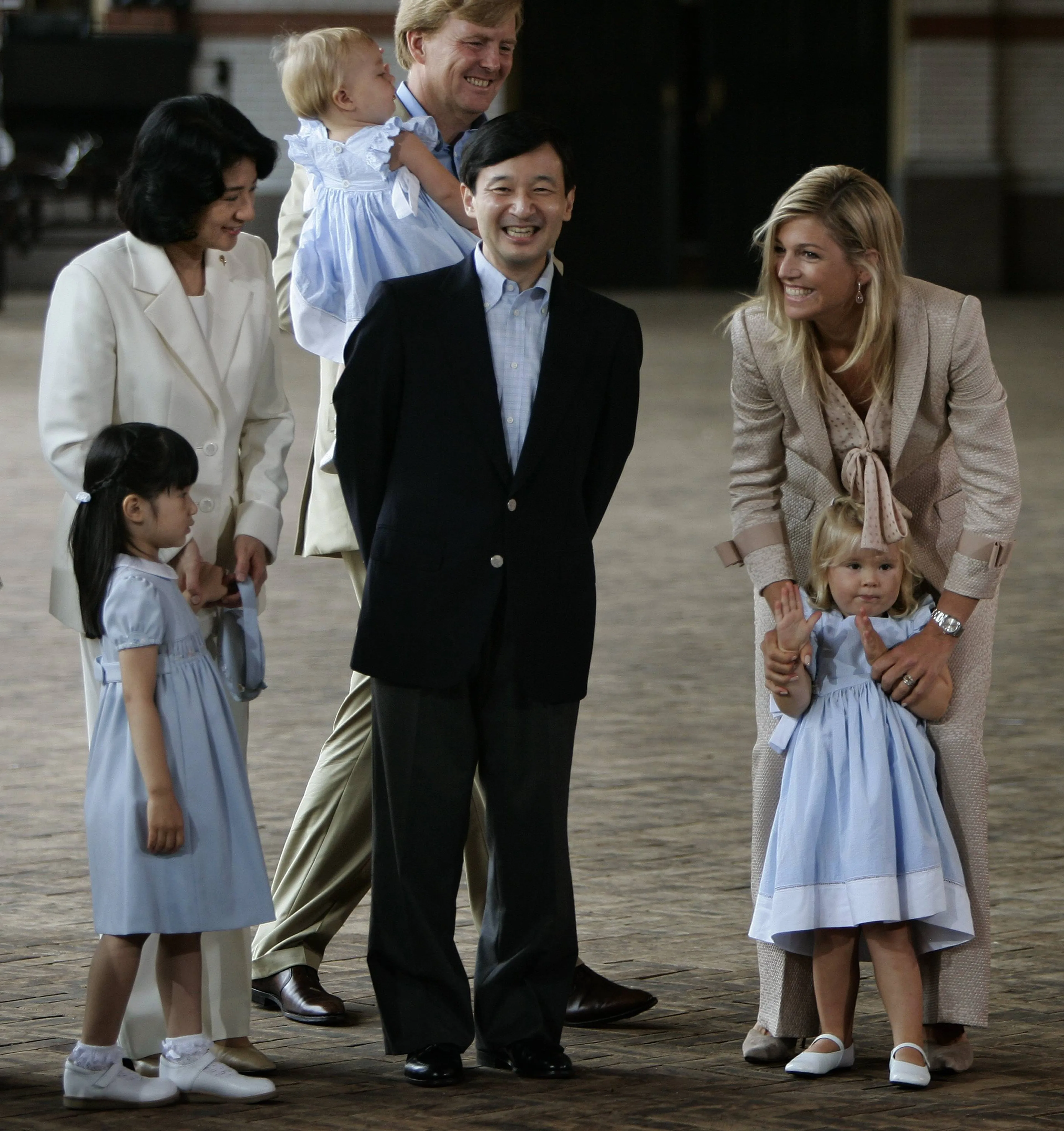 V.l.n.r.: prinses Aiko, prinses Masako, prins Naruhito, prinses Maxima en prinses Amalia. Op de achtergrond staat prins Willem-Alexander met prinses Alexia (2006).