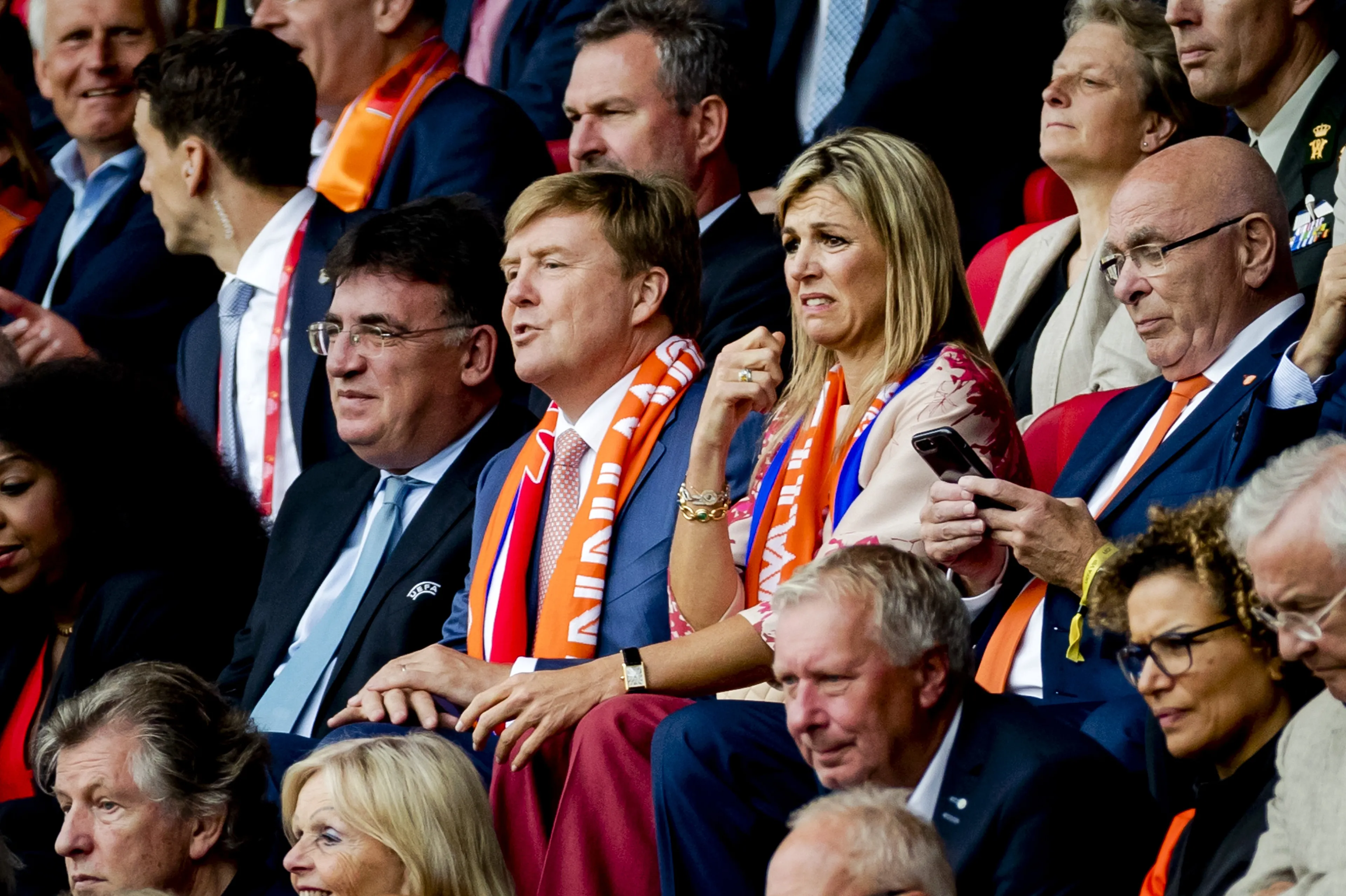 Máxima keek vol spanning naar de wedstrijd.