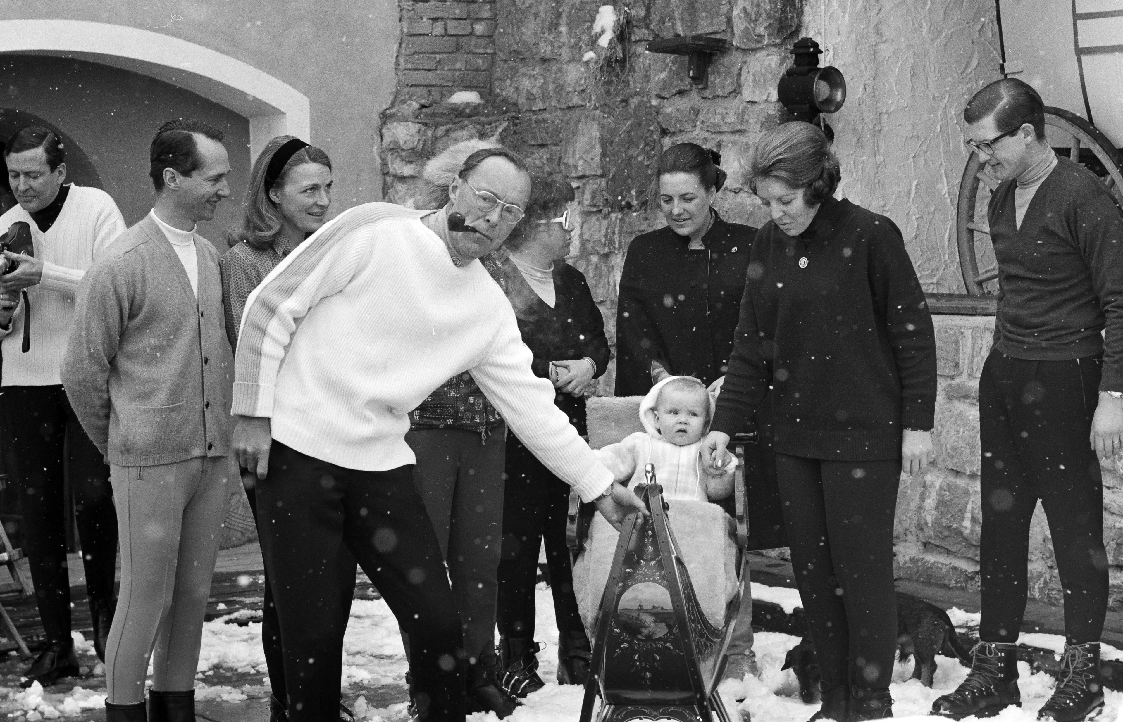 De koninklijke familie op vakantie in Lech. In de wagen zit de kleine prins Willem-Alexander (1968).